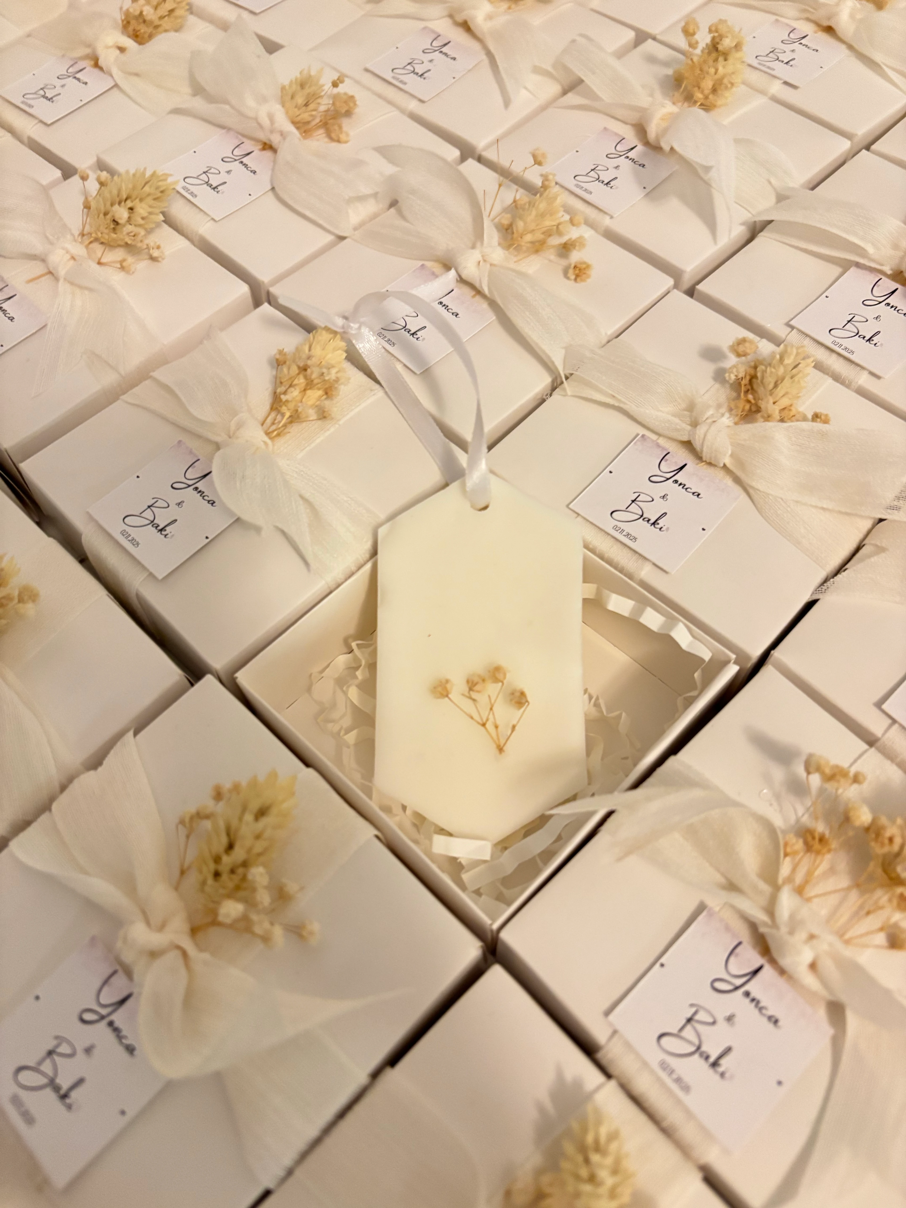 Beyaz Kutu ve Kurdeleli Kuru Çiçekli Mum Tableti