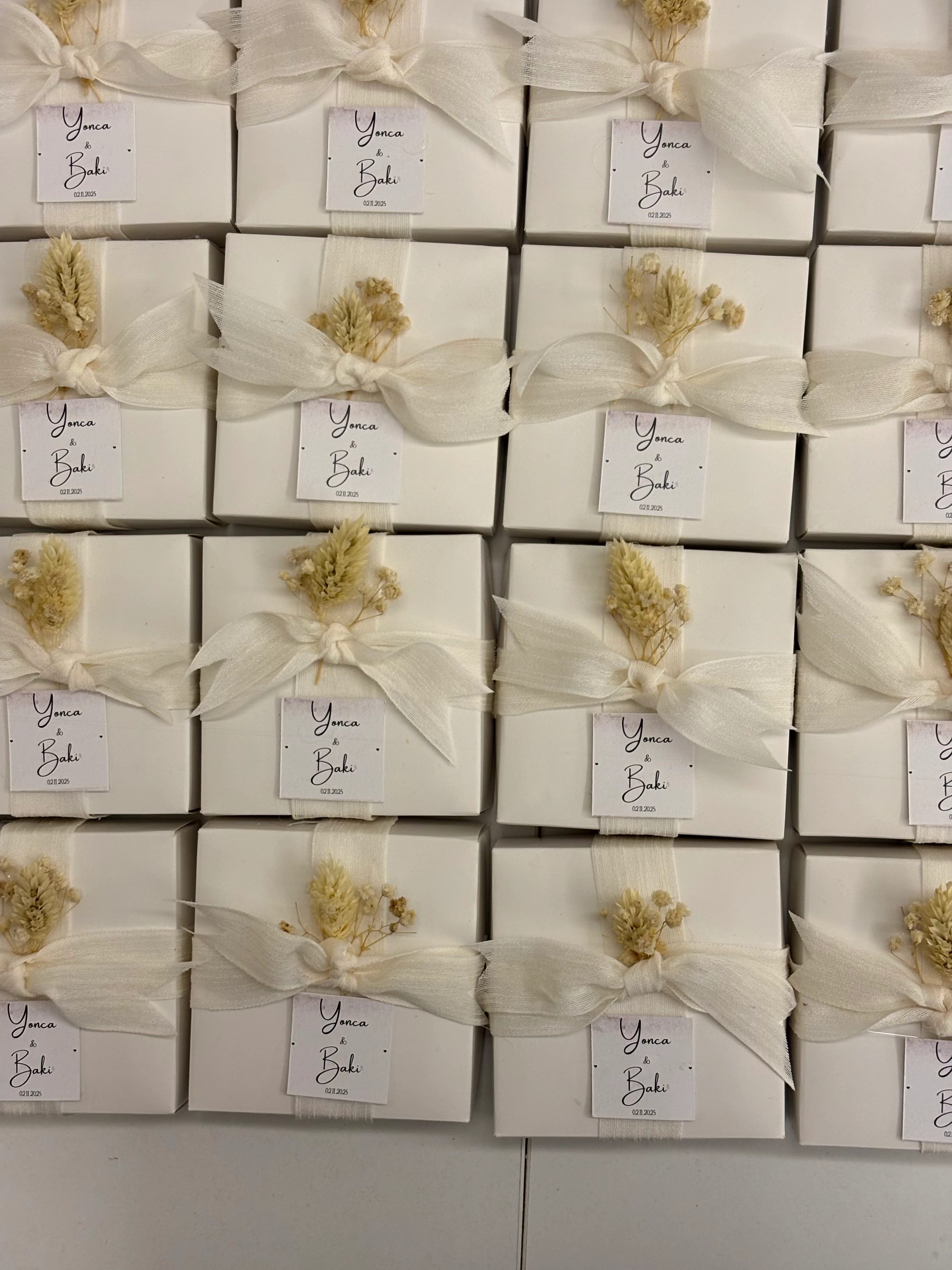 Beyaz Kutu ve Kurdeleli Kuru Çiçekli Mum Tableti