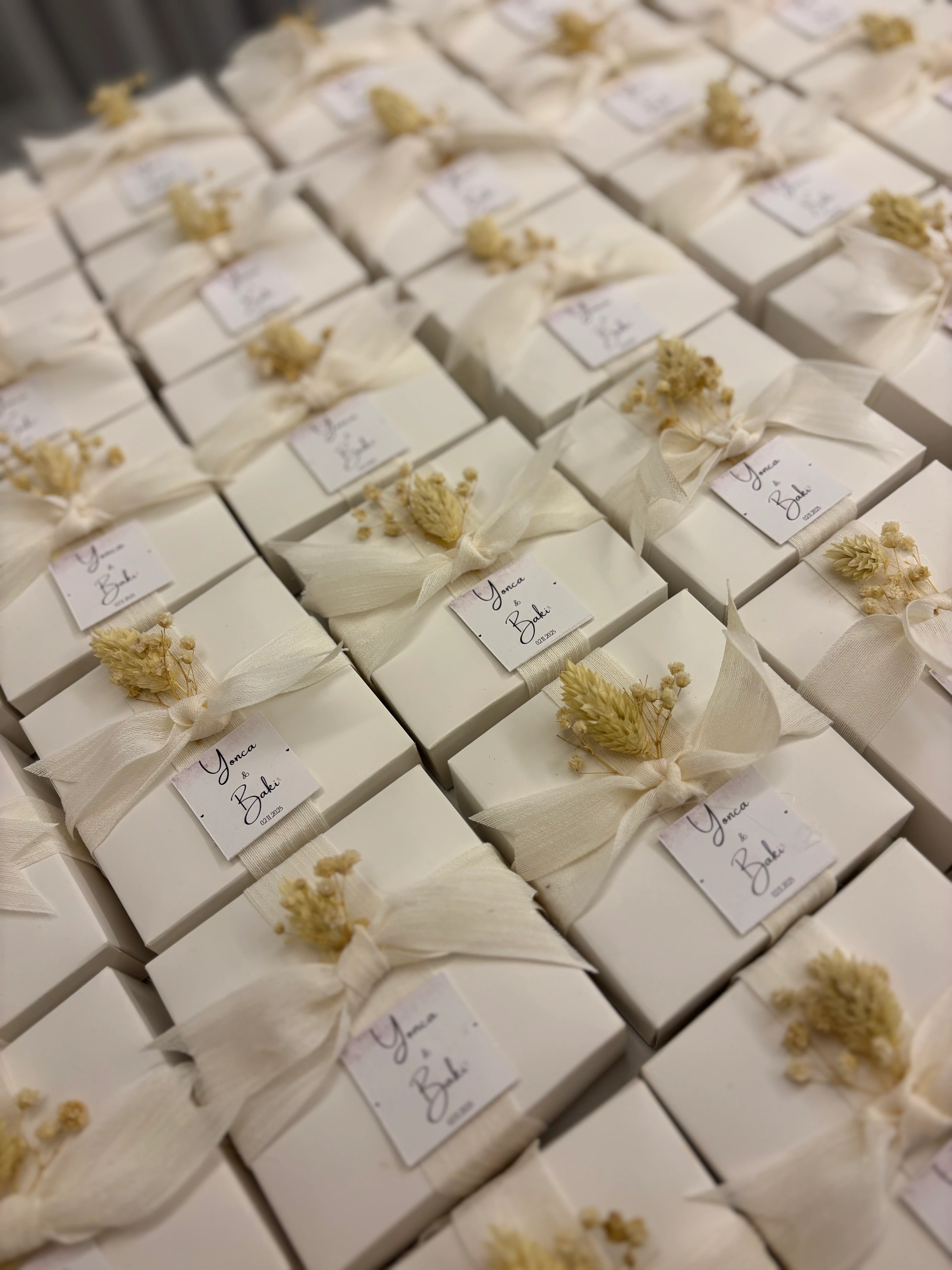 Beyaz Kutu ve Kurdeleli Kuru Çiçekli Mum Tableti