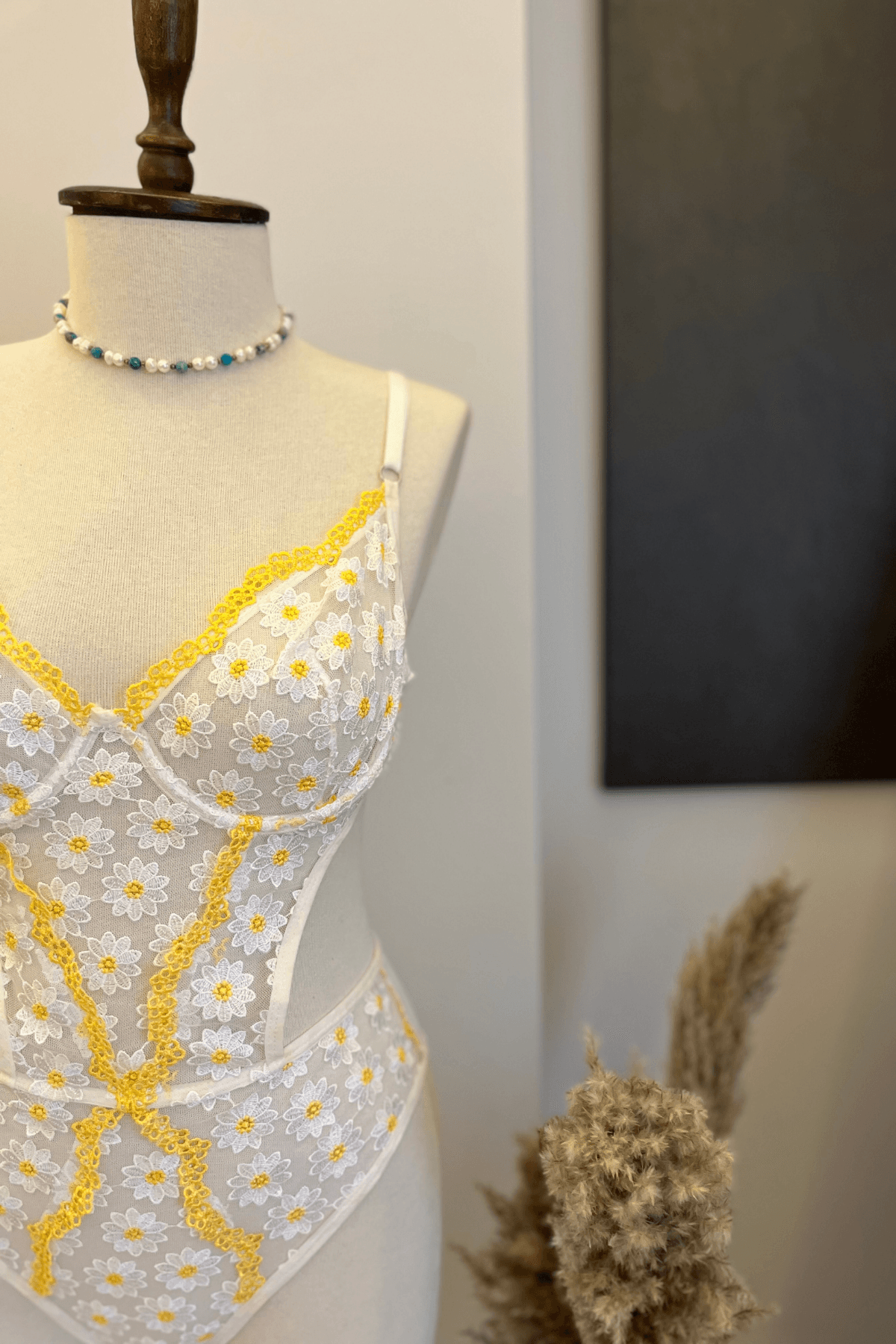 Lola of Shine’ın Marisol Koleksiyonu Çiçek Nakışlı Papatya Bodysuit