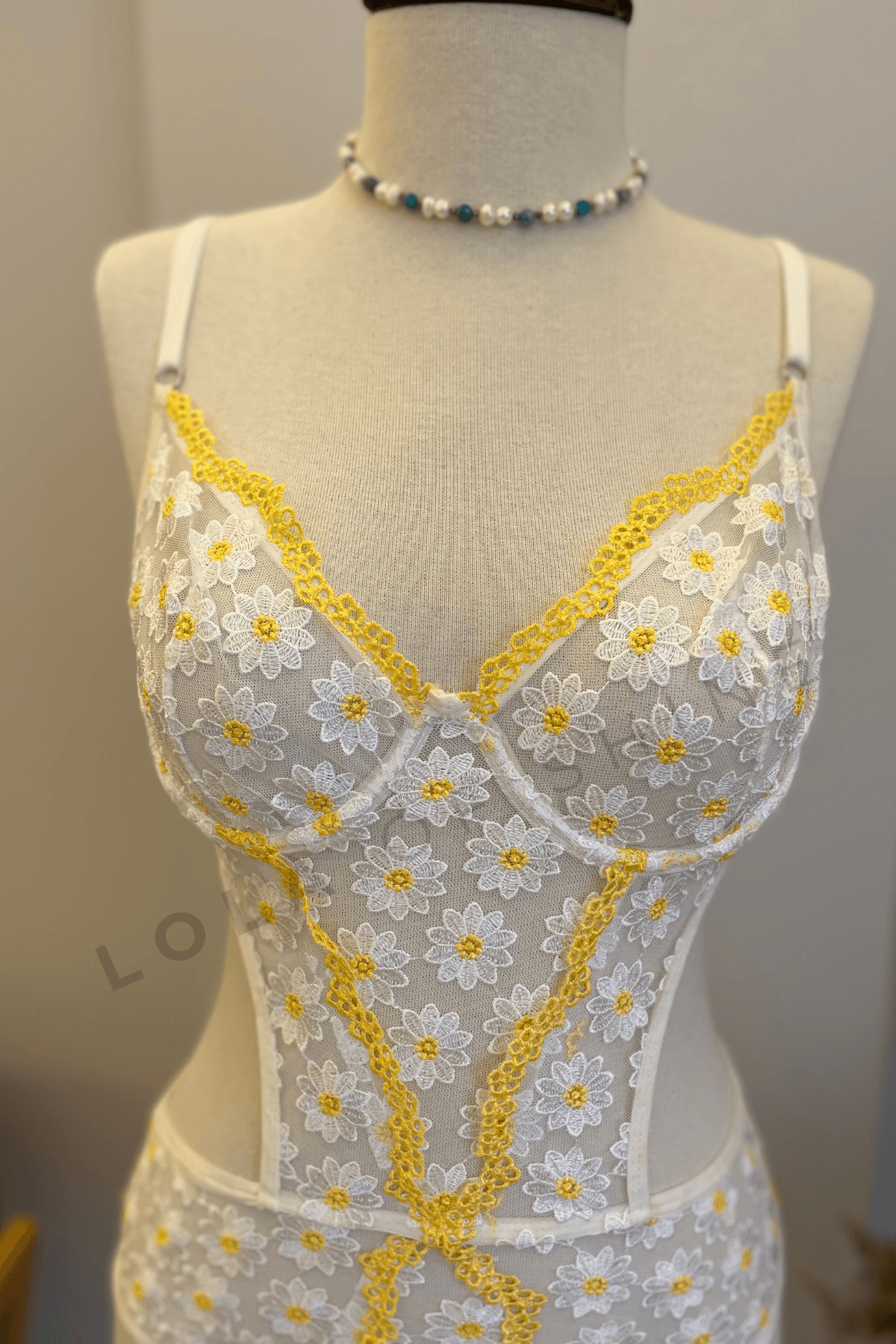 Lola of Shine’ın Marisol Koleksiyonu Çiçek Nakışlı Papatya Bodysuit