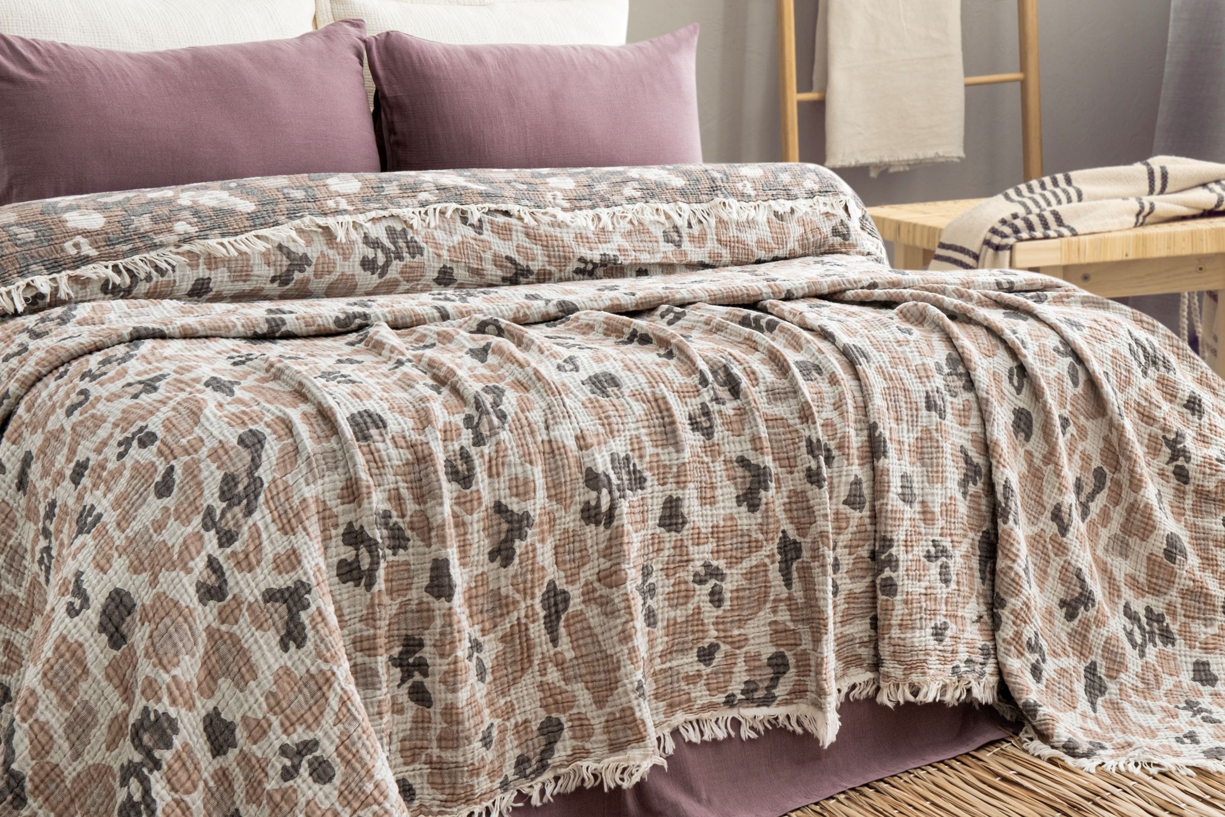 Leopar Desenli 4 Katlı Müslin Yatak Örtüsü - Bej