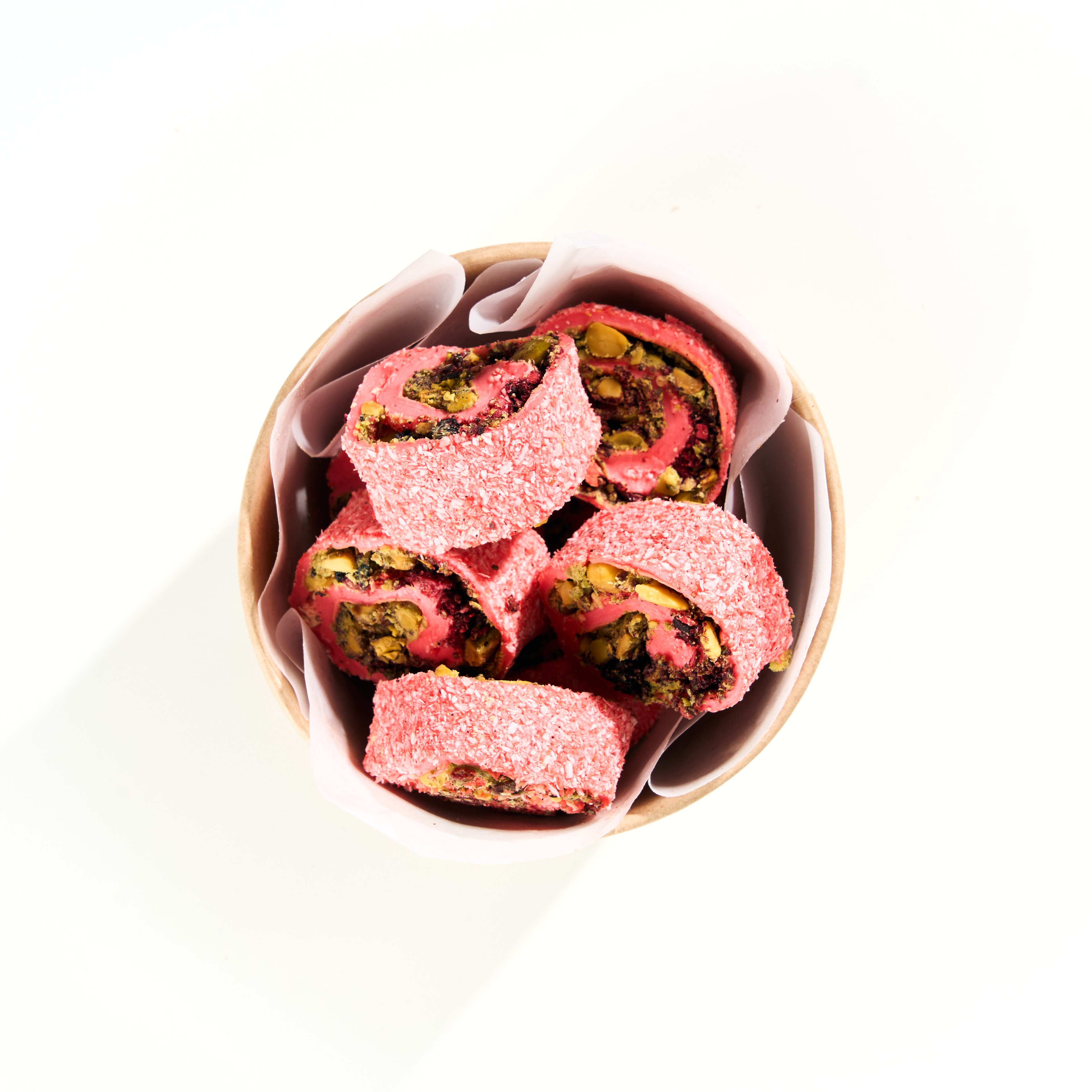 Hindistan Cevizi Kaplı Çilek Aromalı Basma Antep Fıstıklı Lokum image