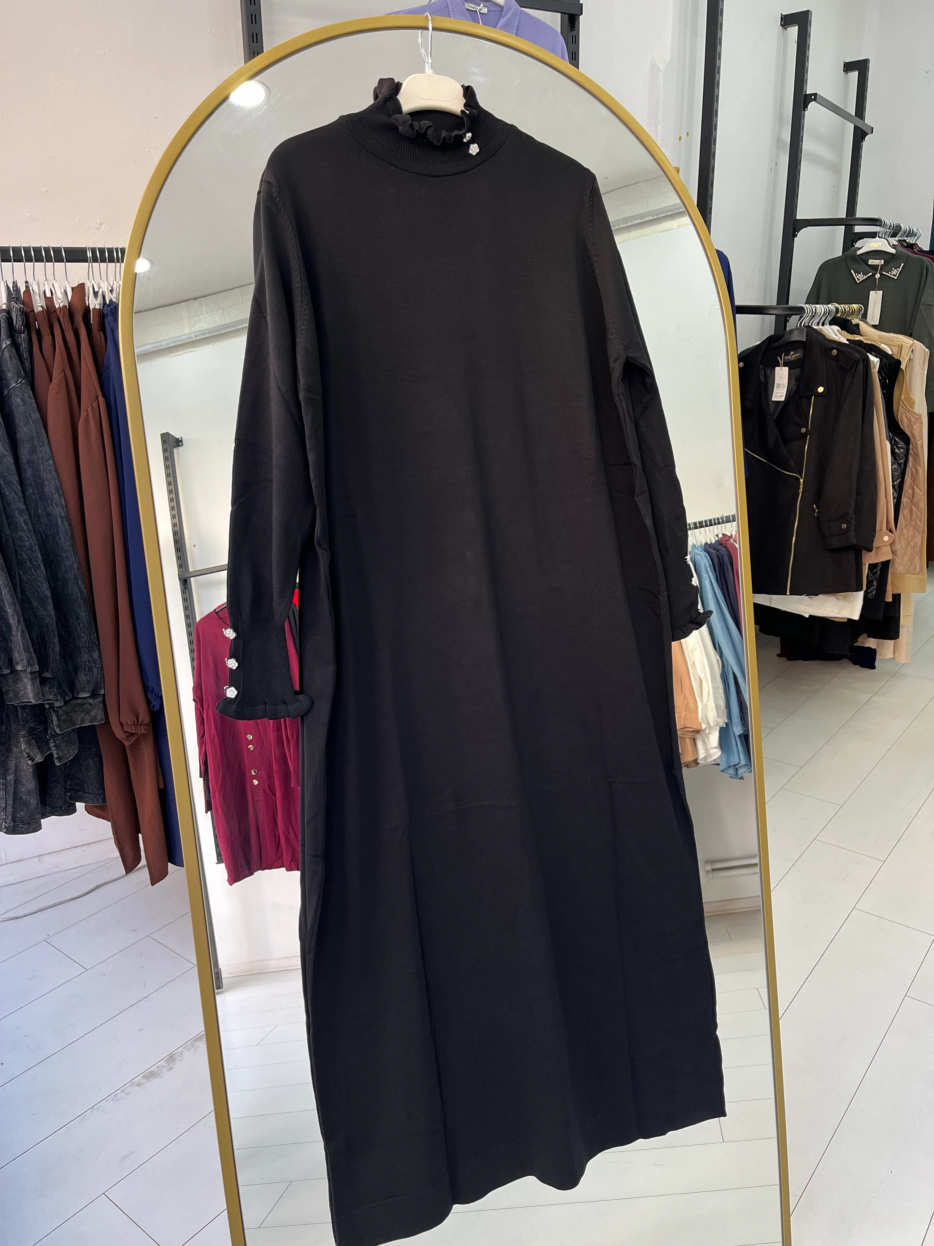 Kolları fırfırlı elbise