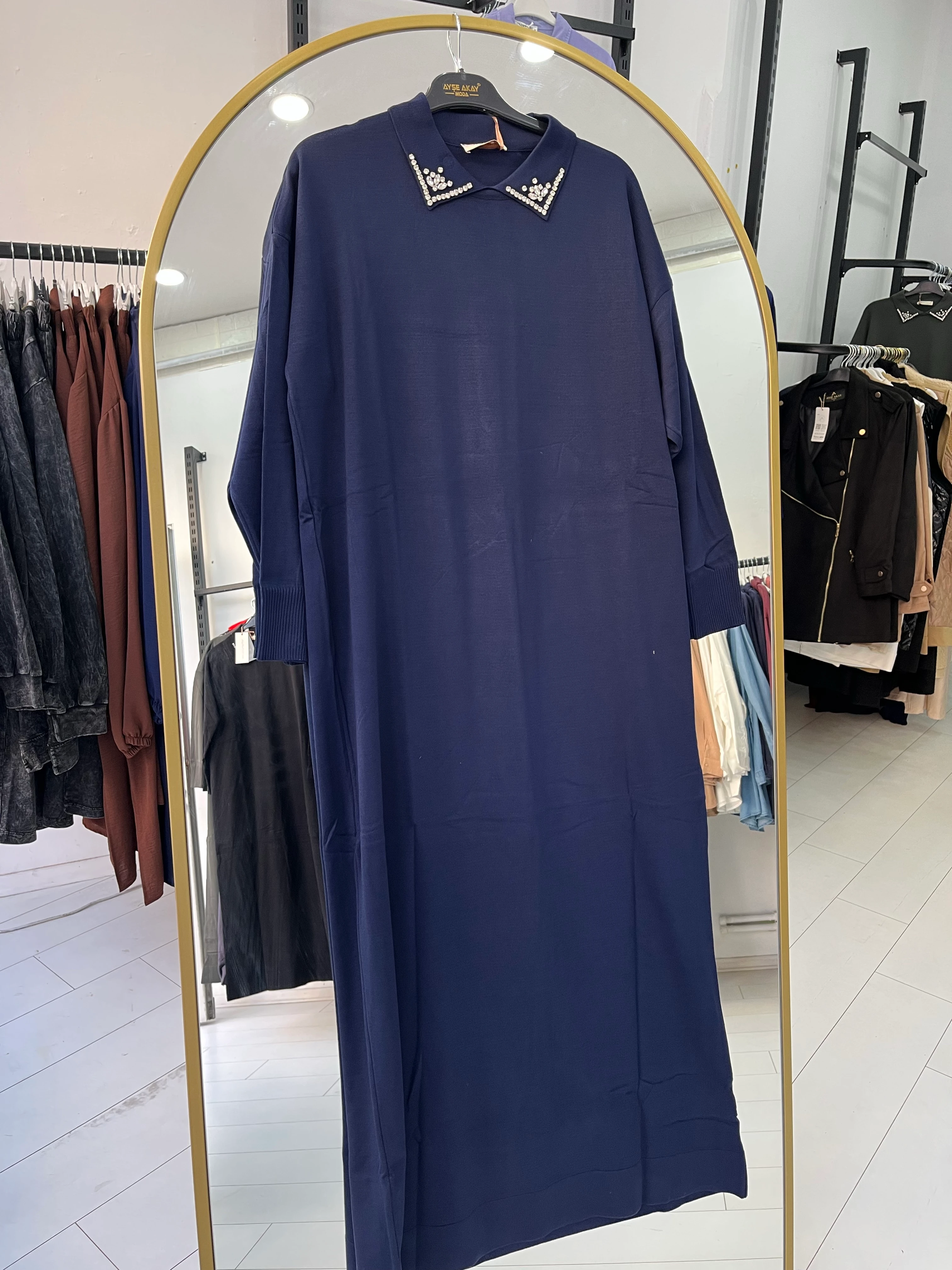 Yakası taşlı elbise