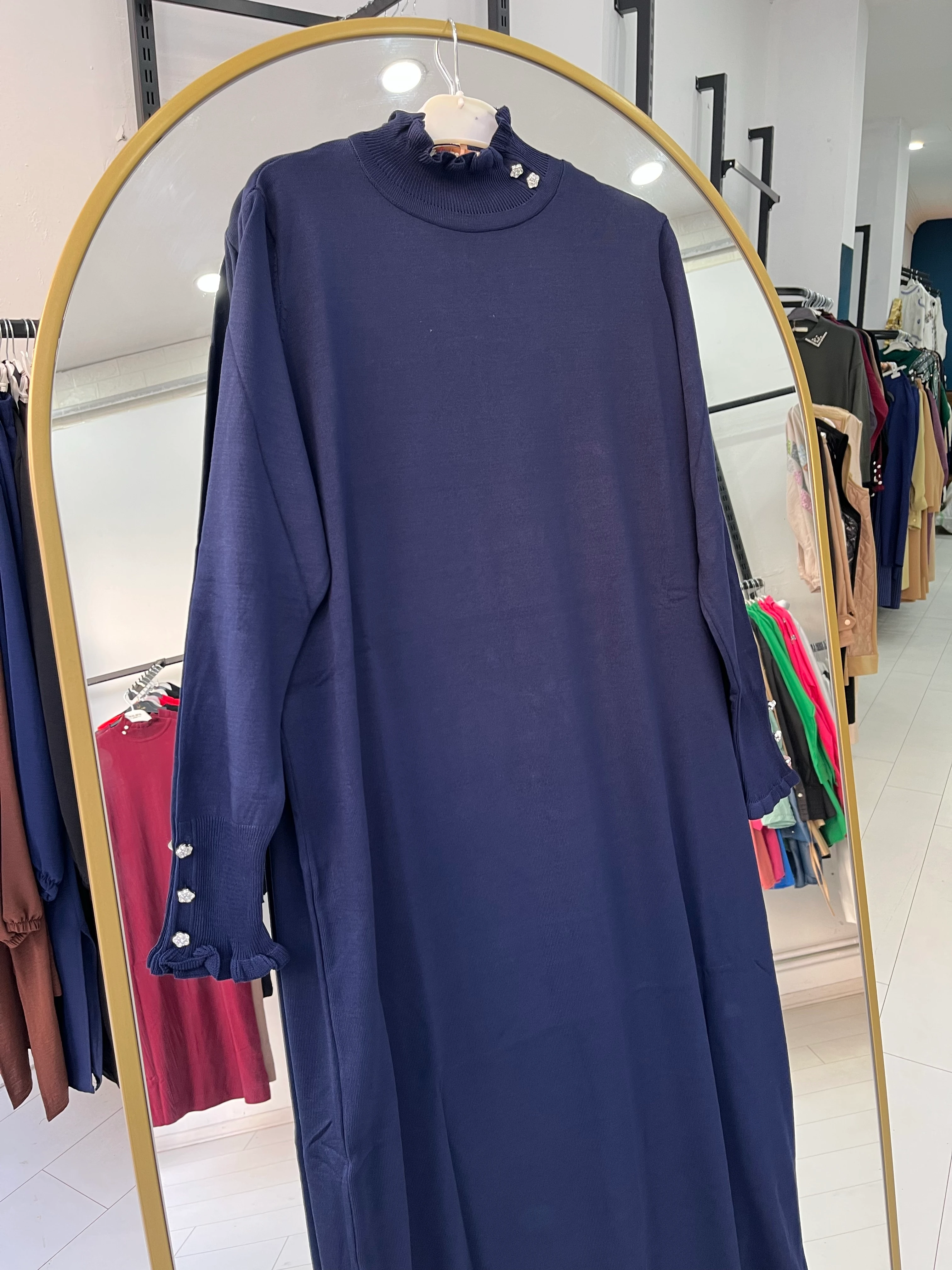 Kolları fırfırlı elbise