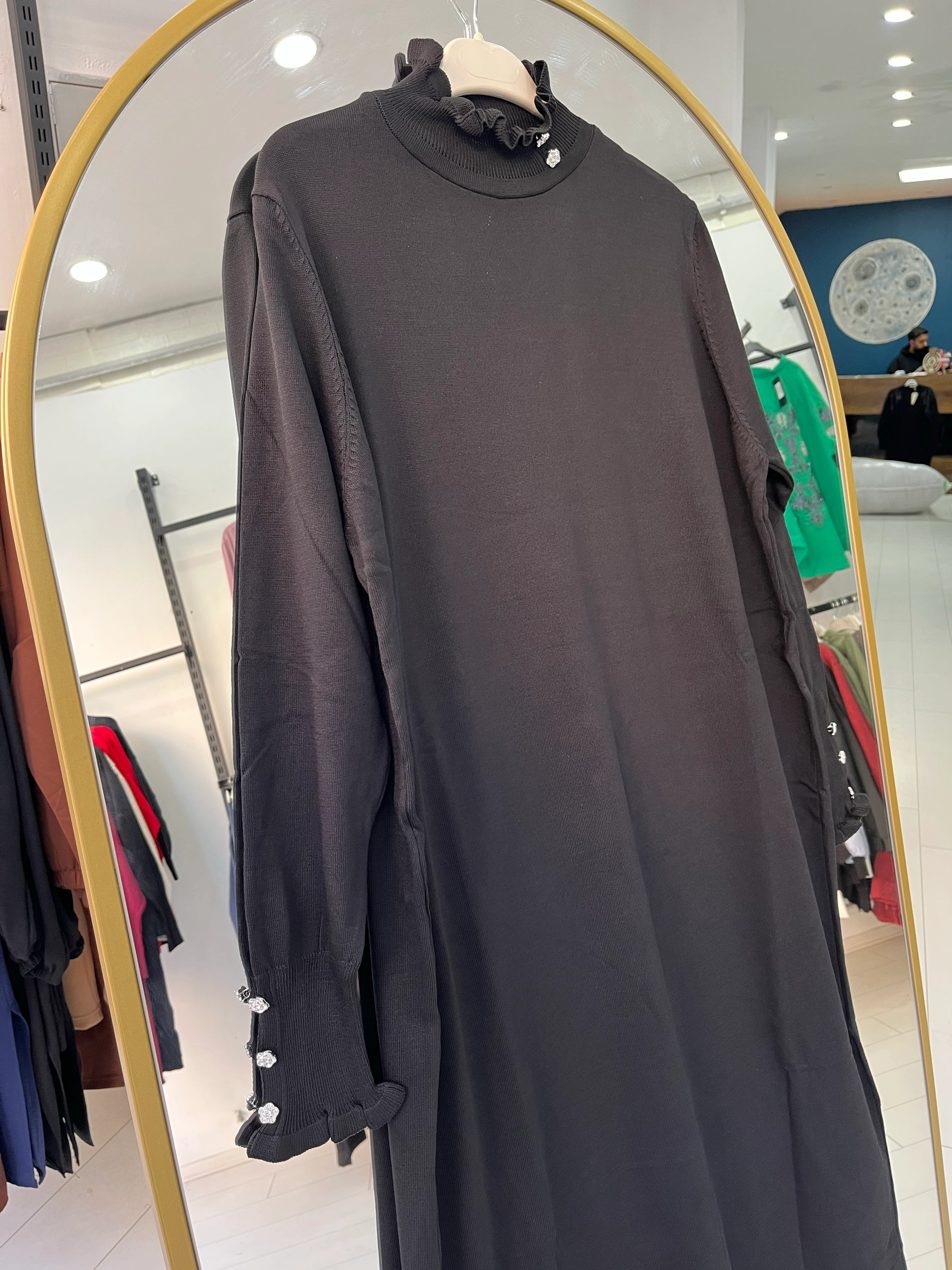 Kolları fırfırlı elbise