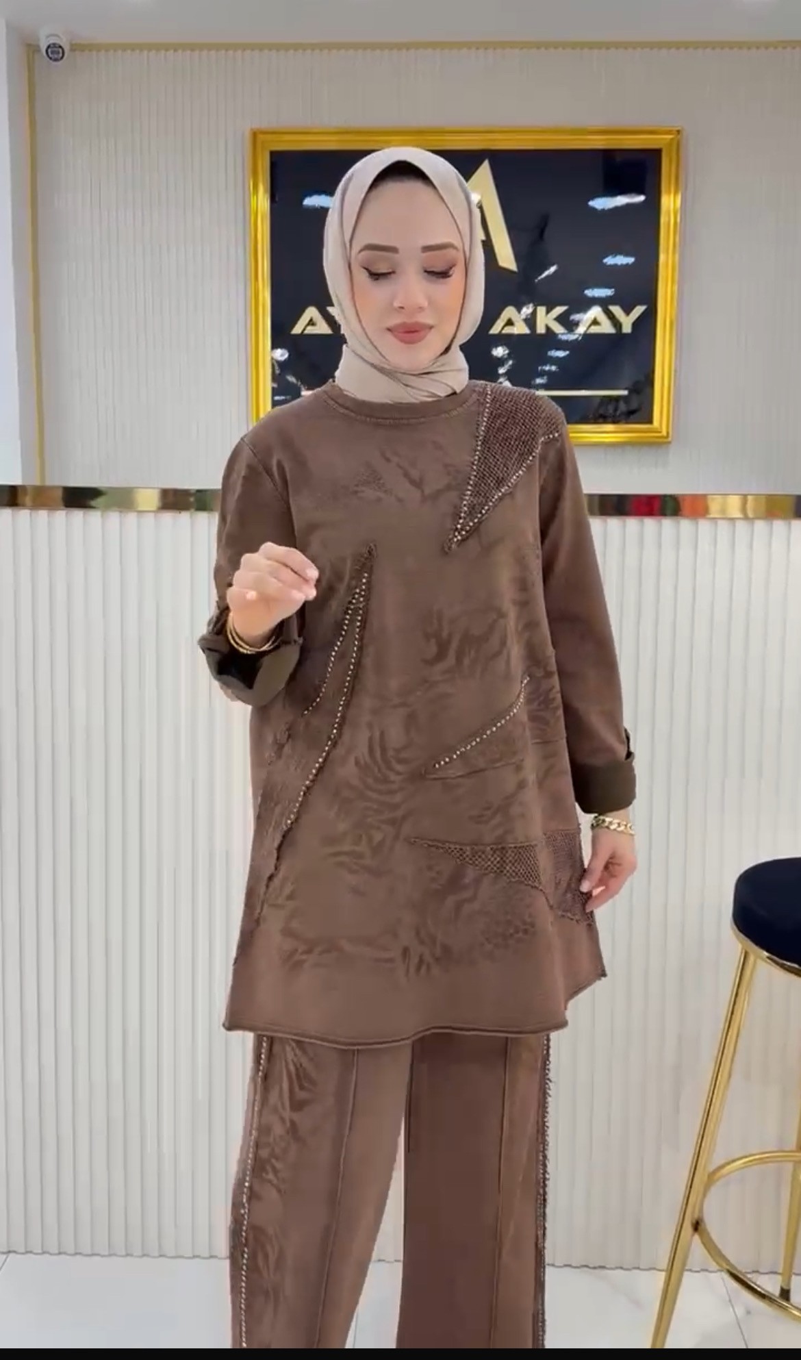 Ayşe Akay marka desenli takım
