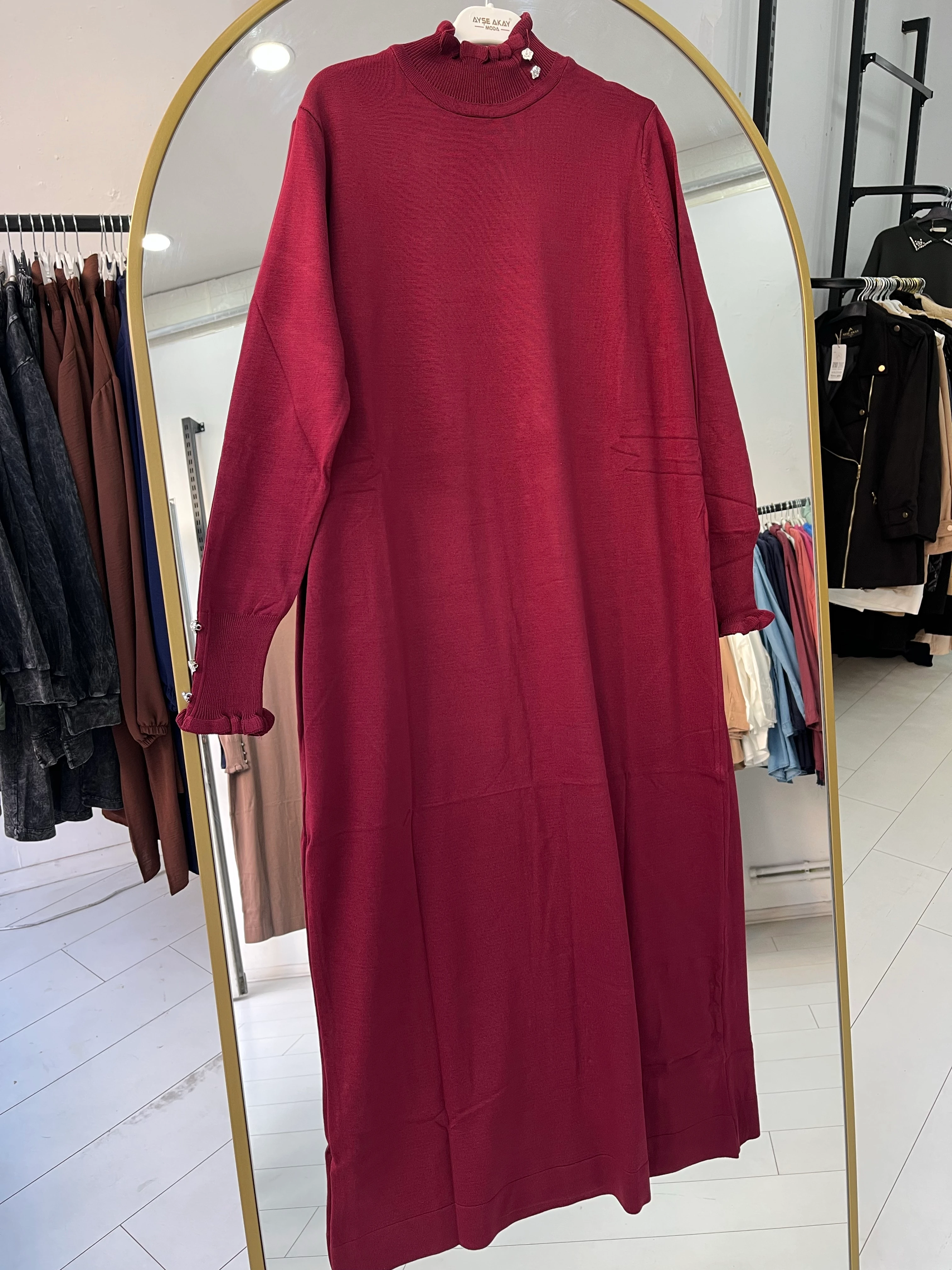 Kolları fırfırlı elbise