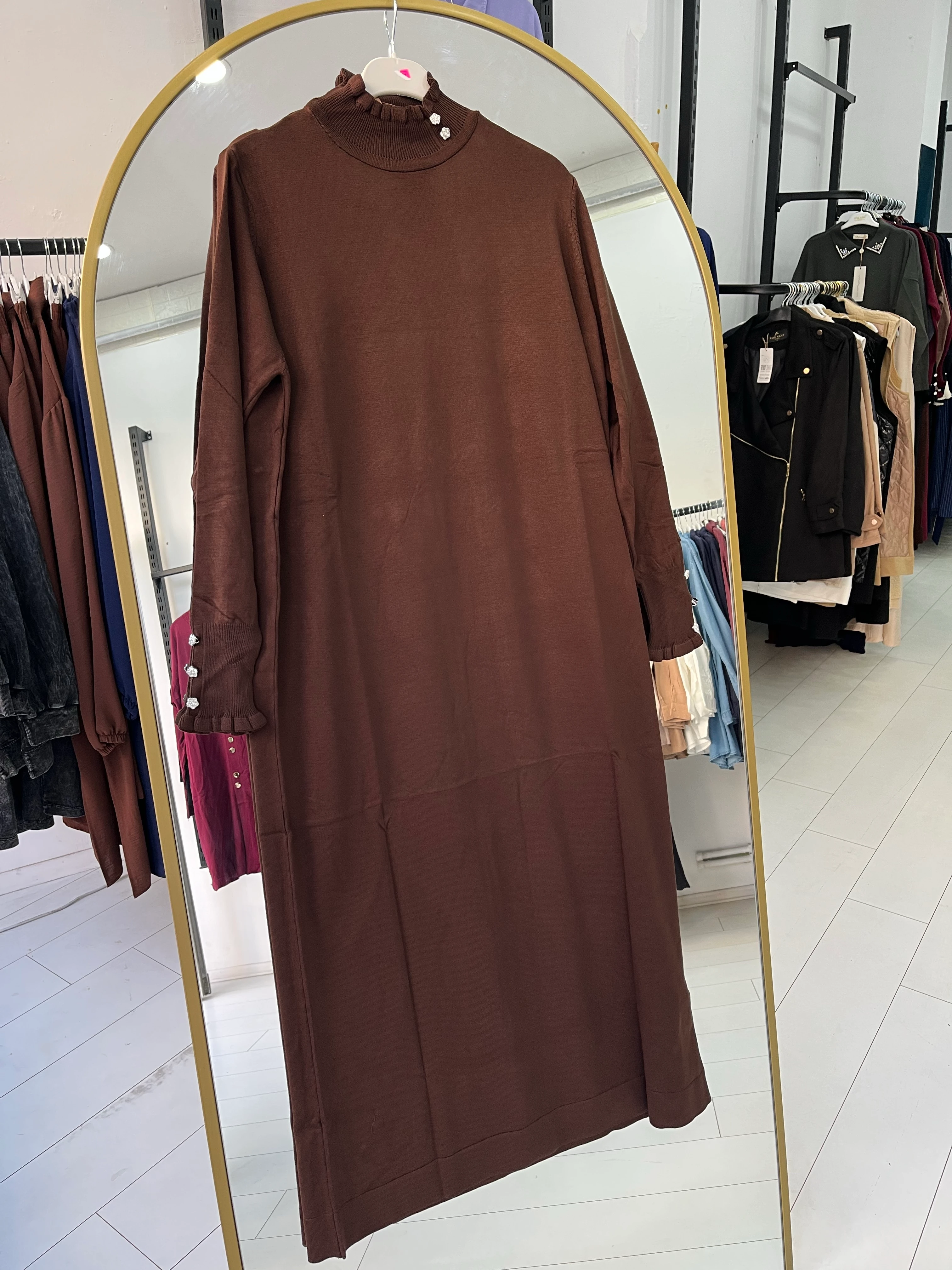 Kolları fırfırlı elbise