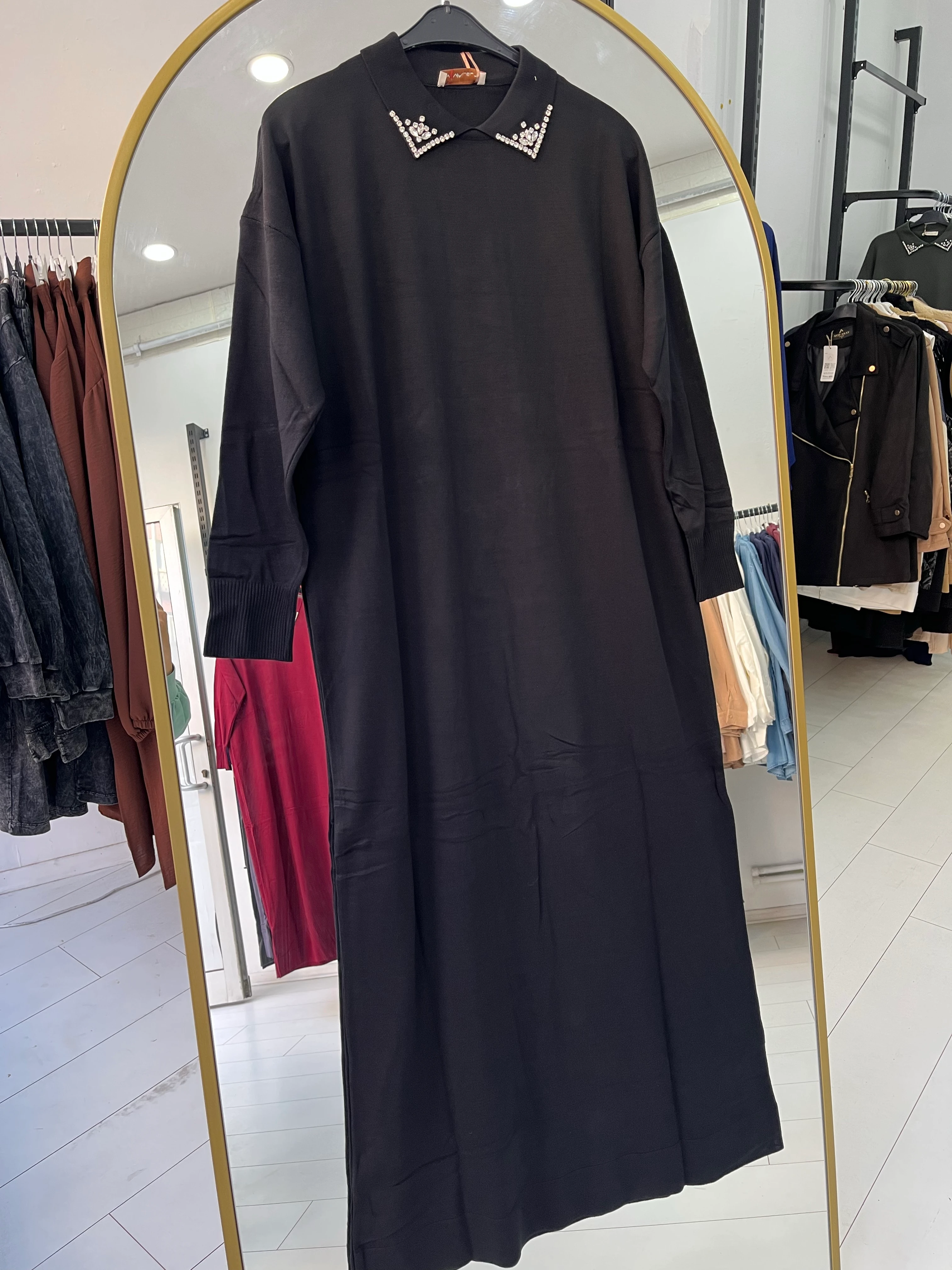 Yakası taşlı elbise