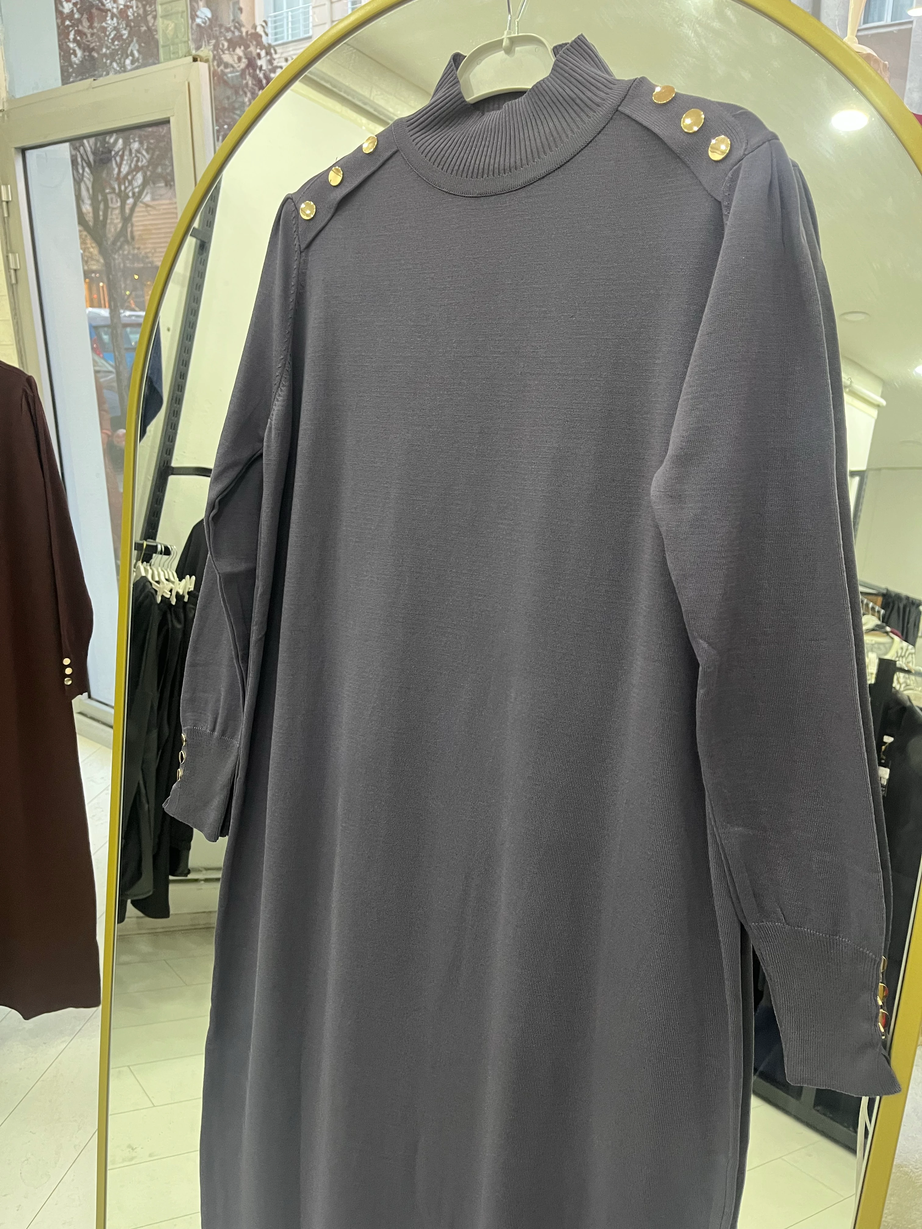 OMUZLARI DÜĞMELİ ELBİSE