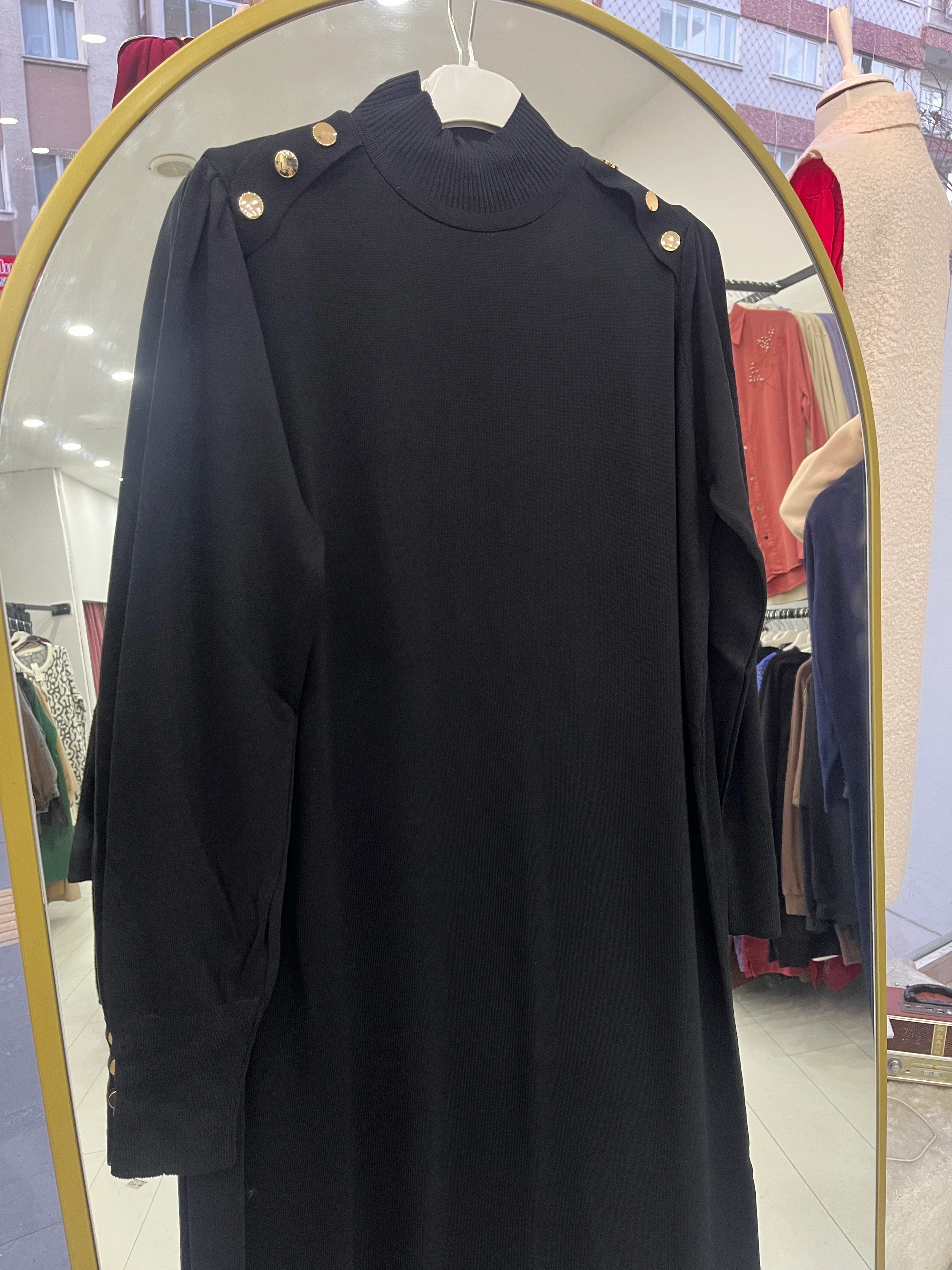 OMUZLARI DÜĞMELİ ELBİSE