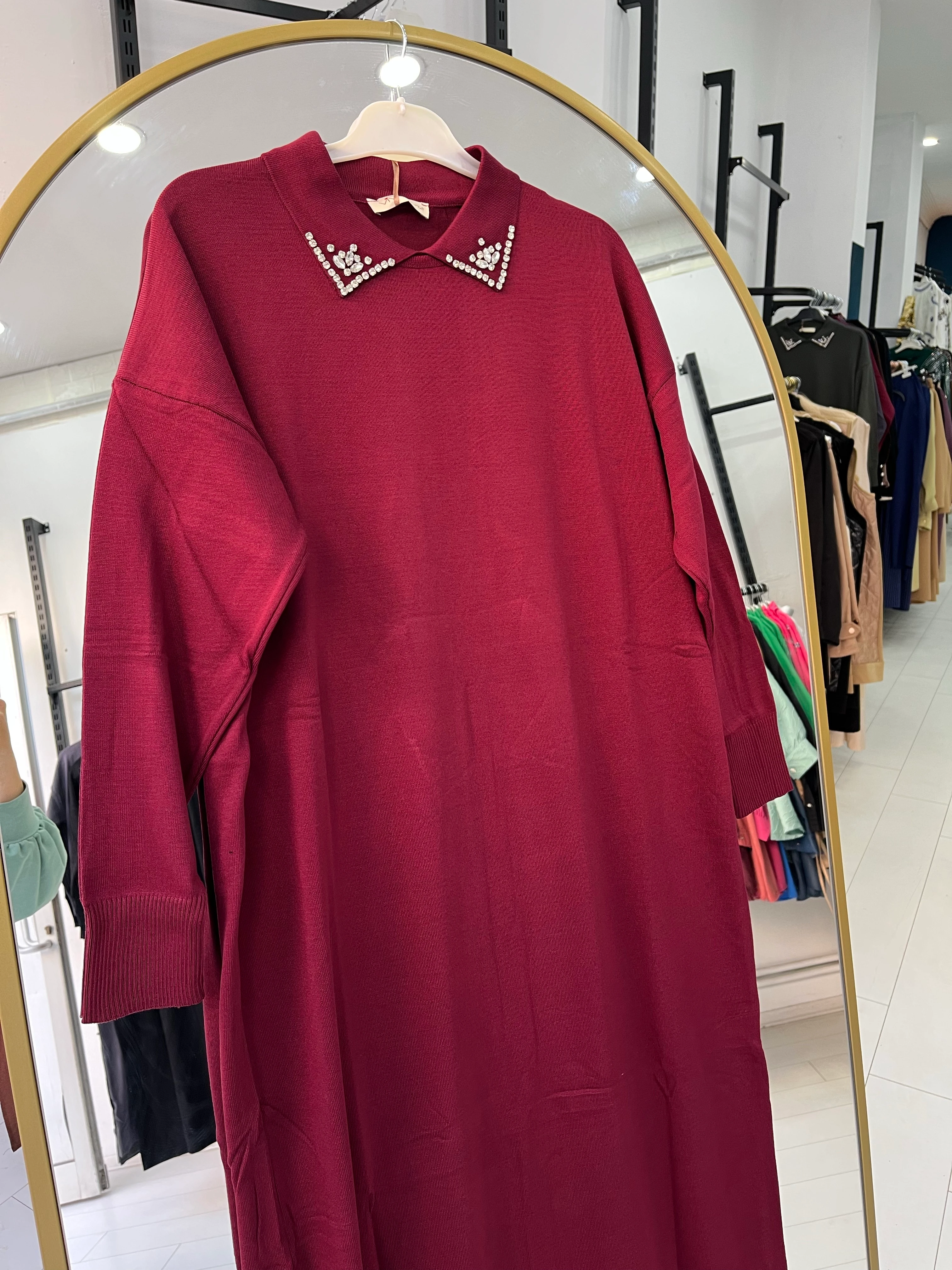 Yakası taşlı elbise