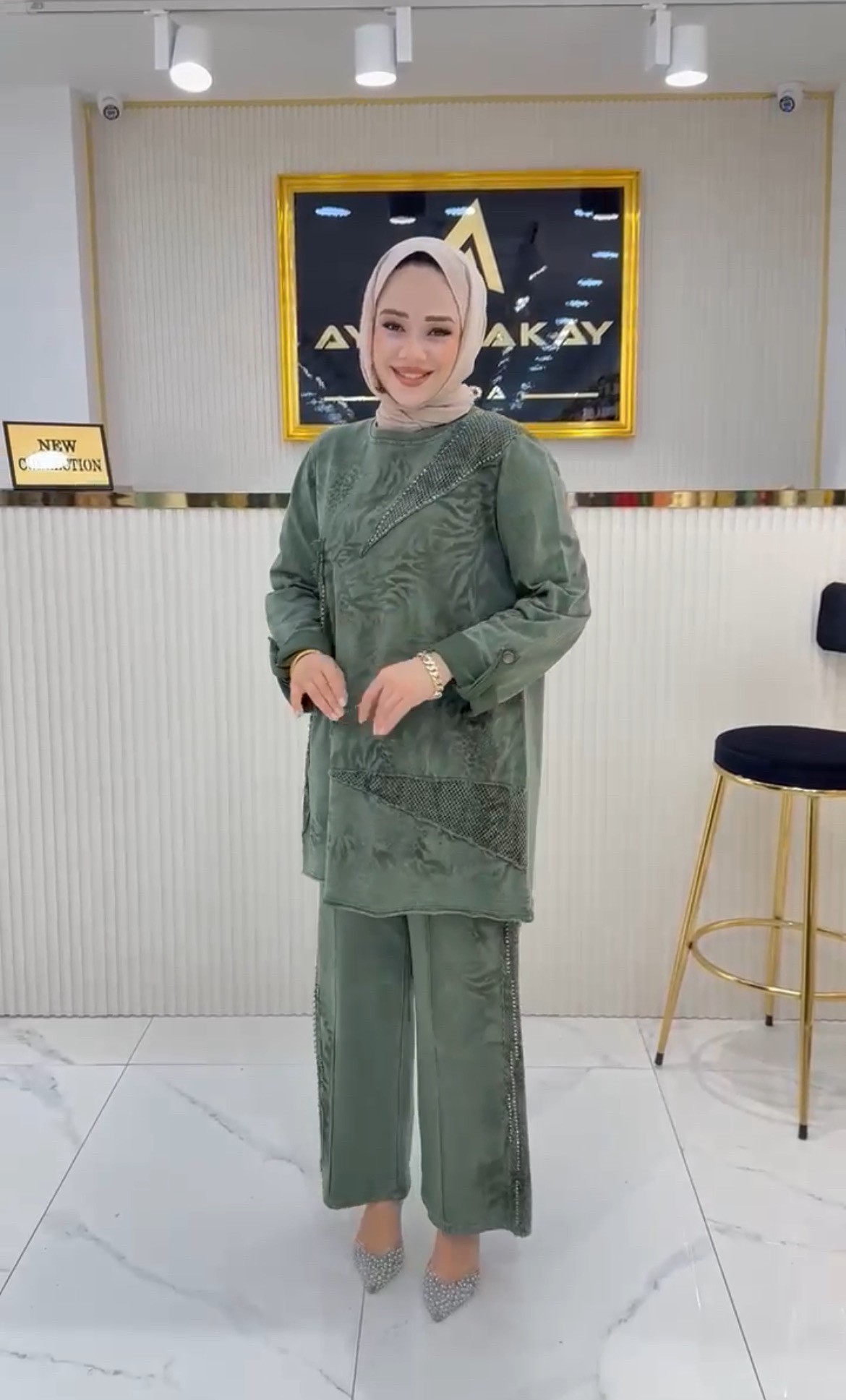 Ayşe Akay marka desenli takım