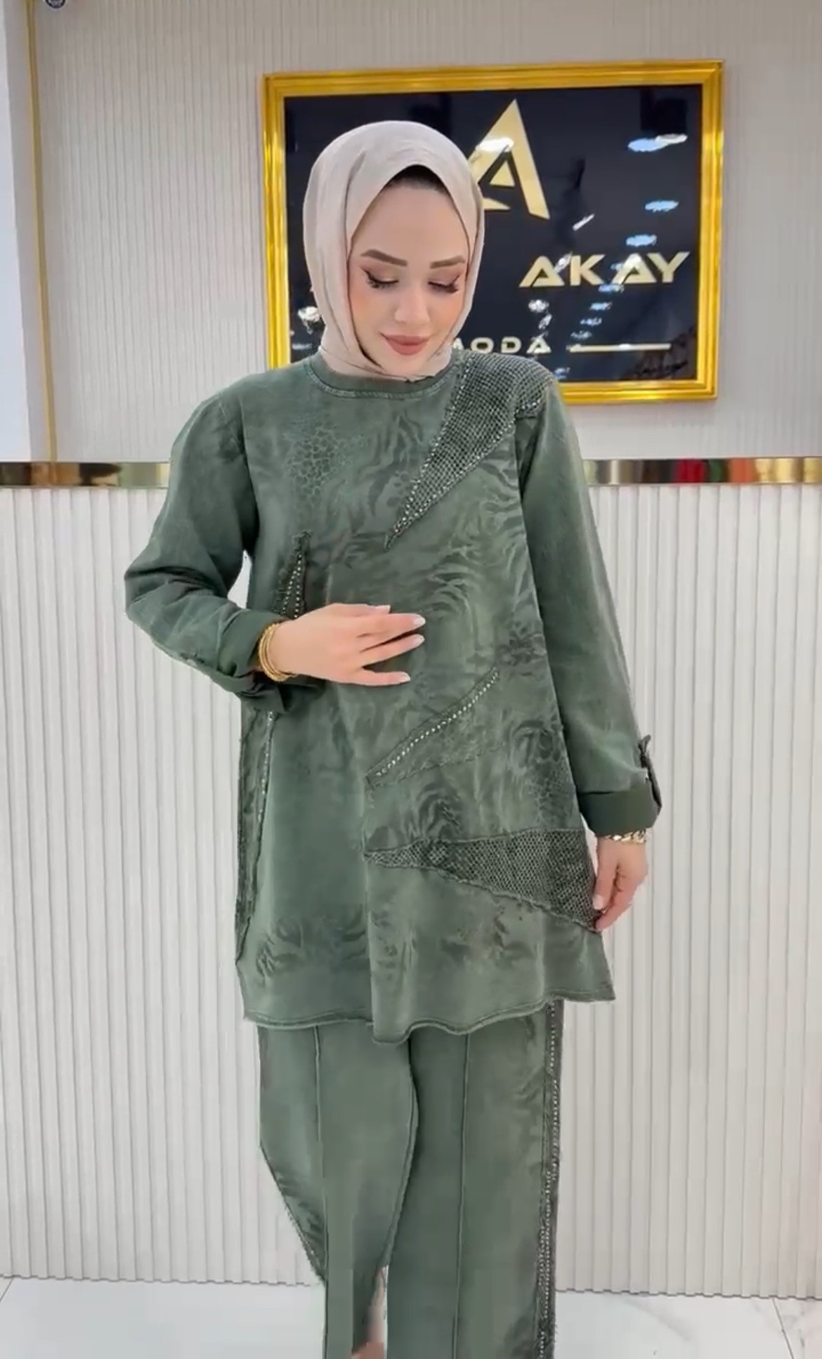 Ayşe Akay marka desenli takım
