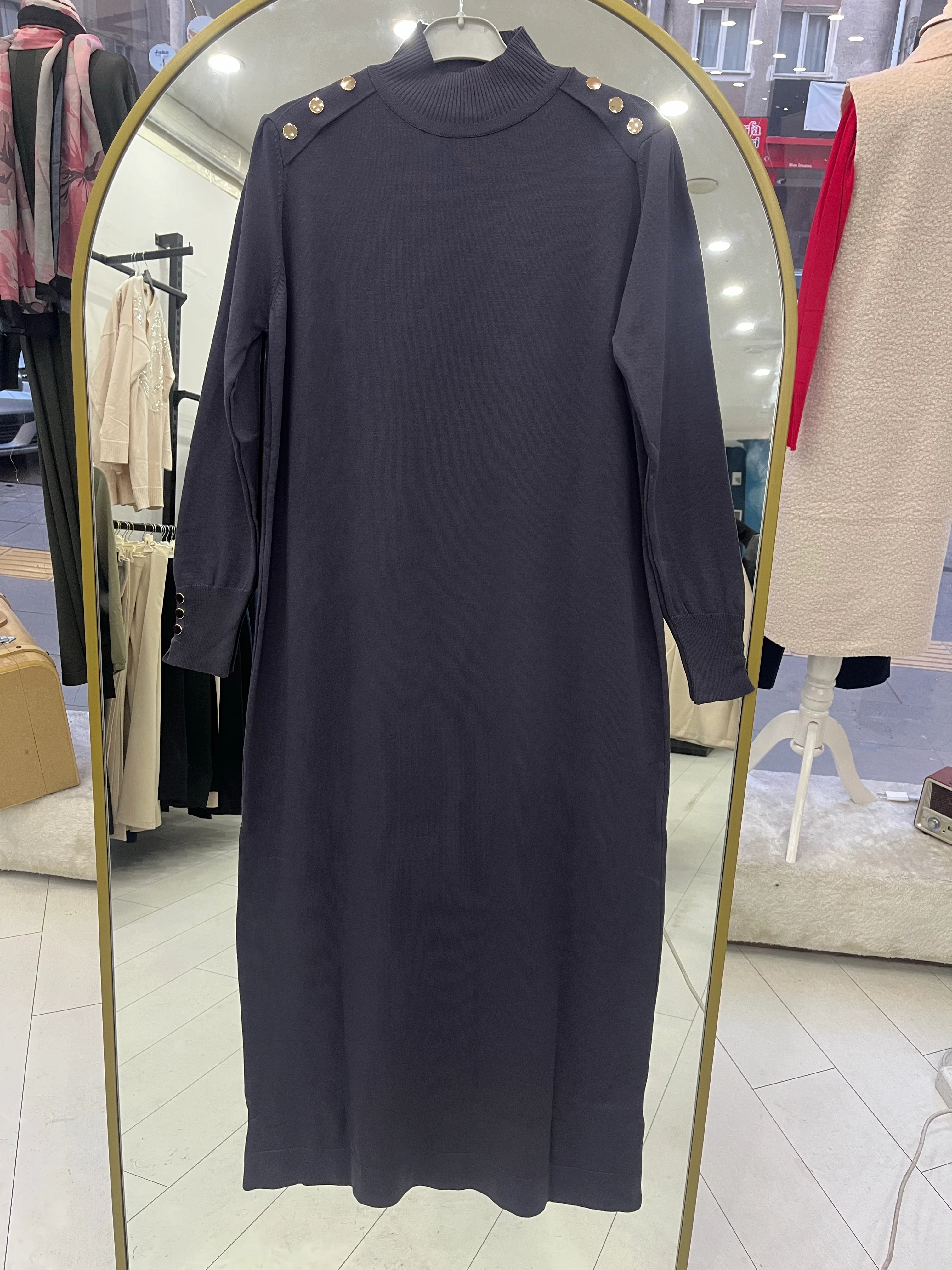 OMUZLARI DÜĞMELİ ELBİSE