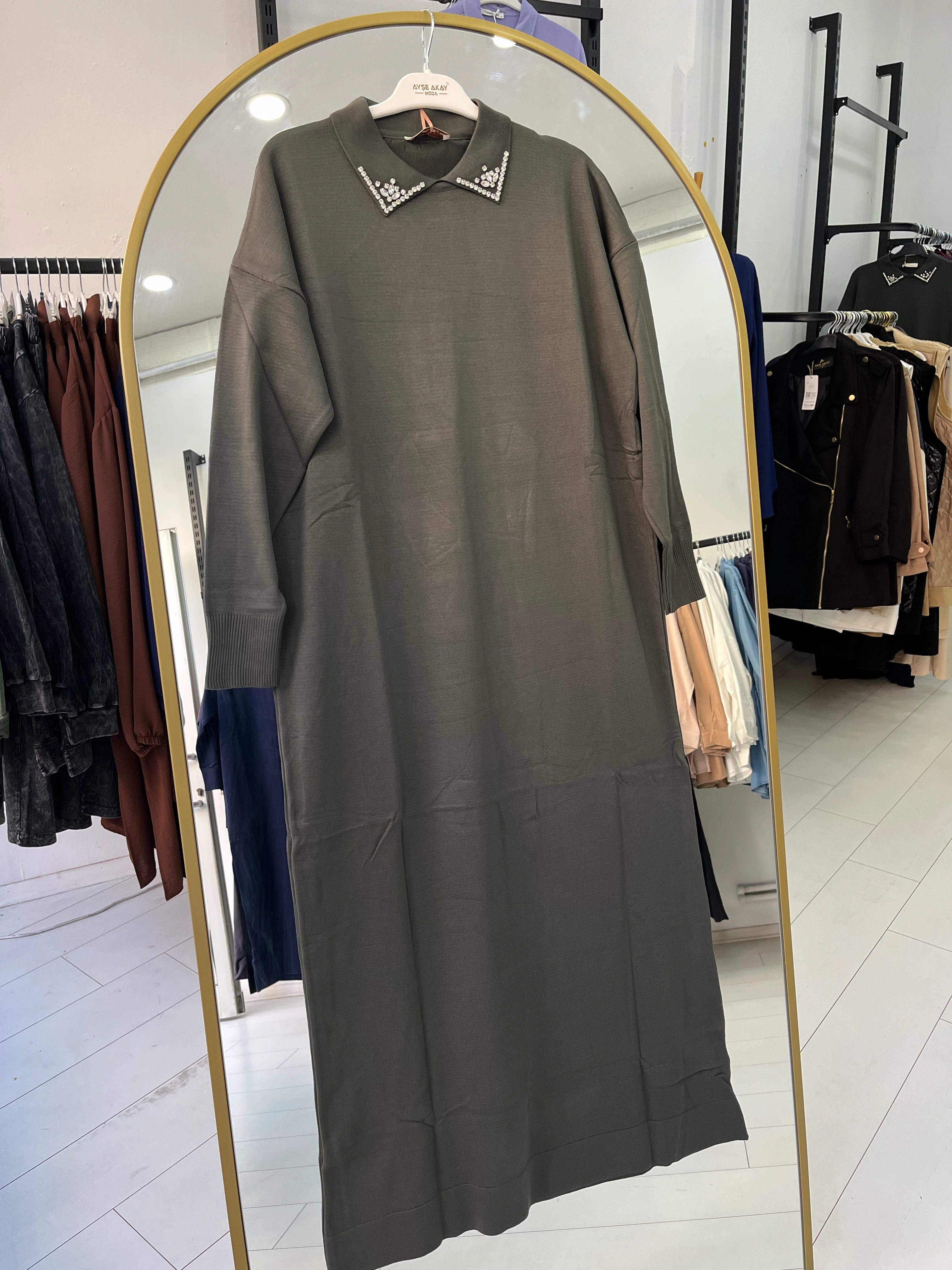 Yakası taşlı elbise