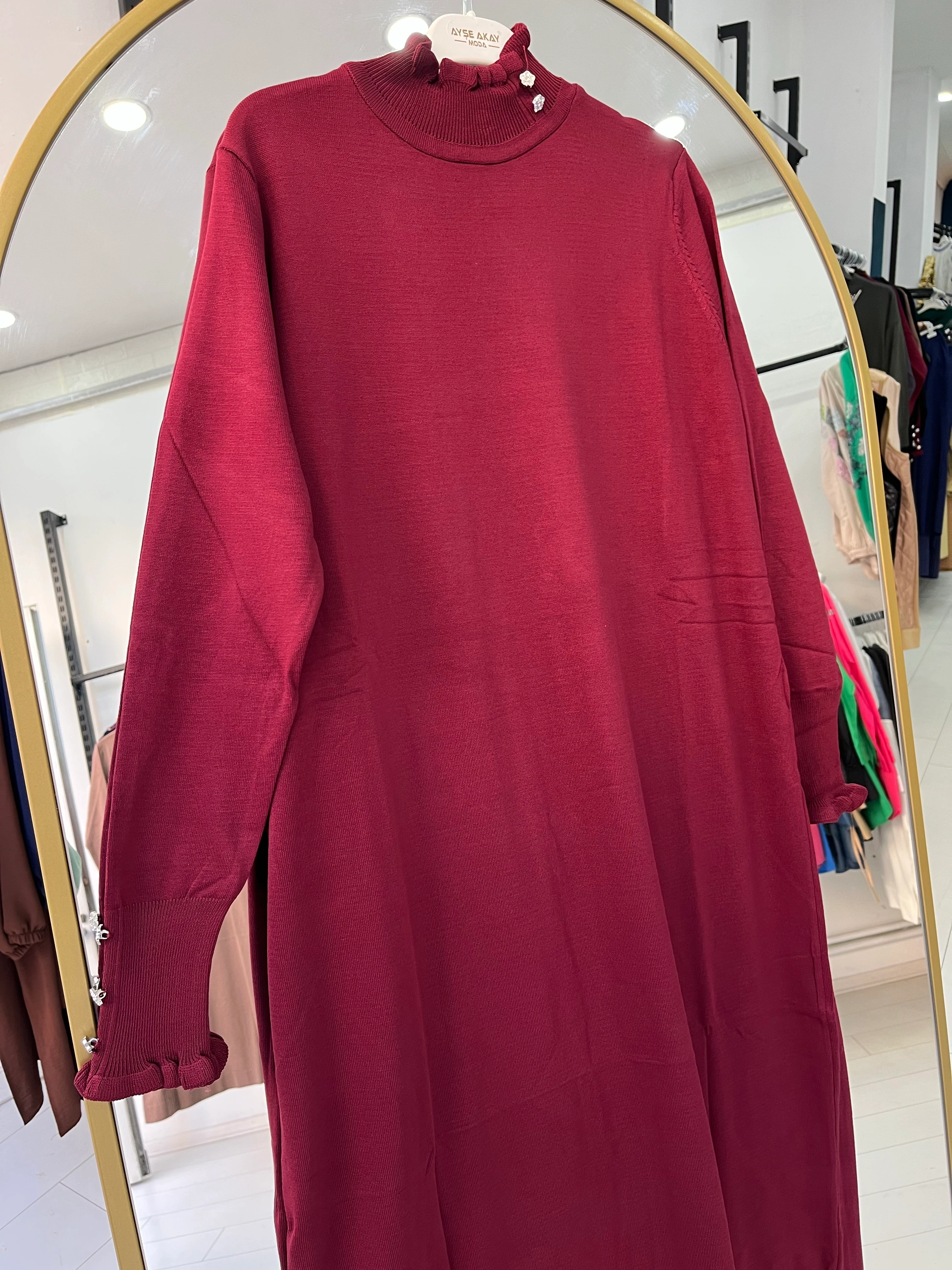 Kolları fırfırlı elbise