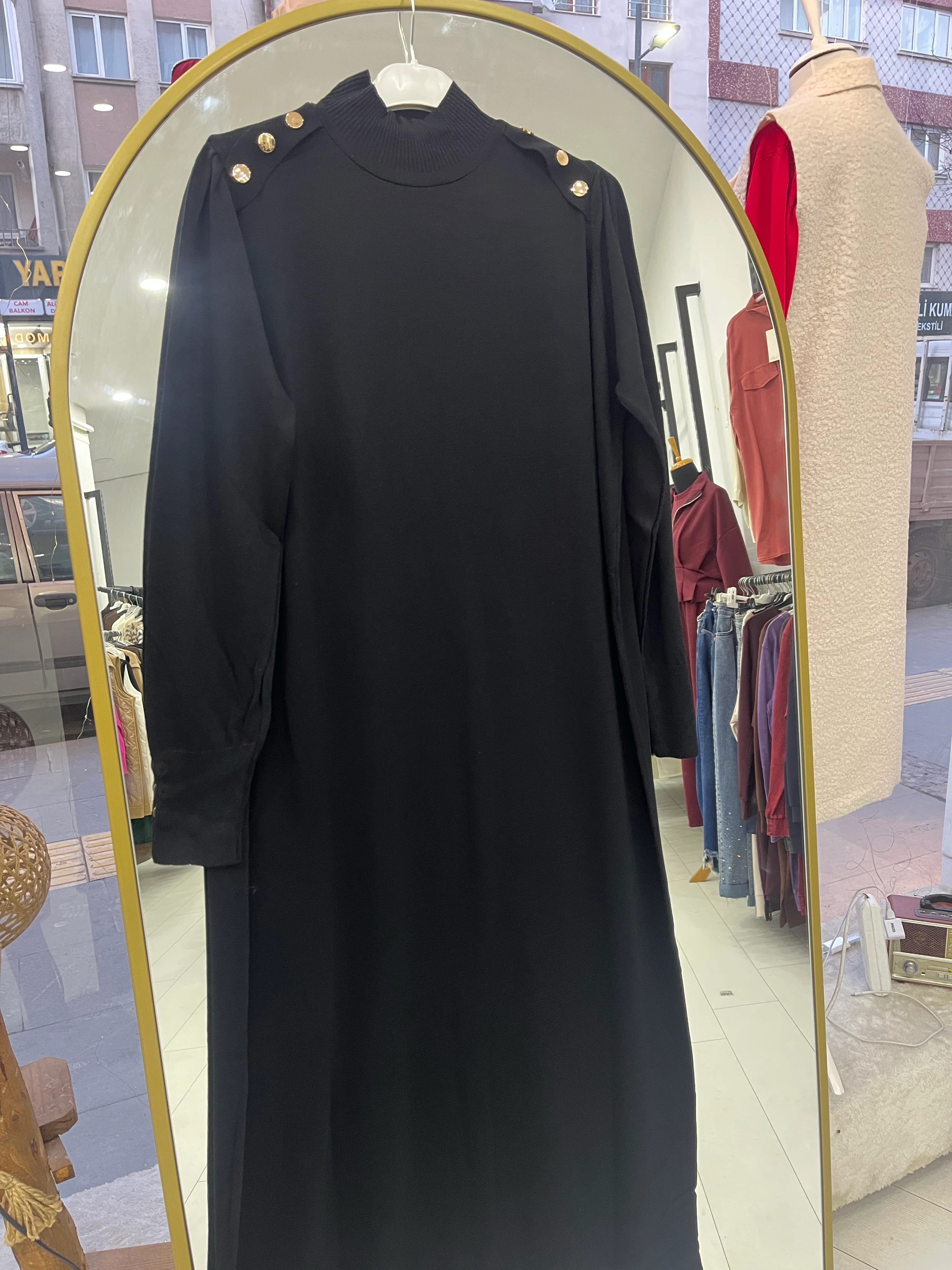 OMUZLARI DÜĞMELİ ELBİSE