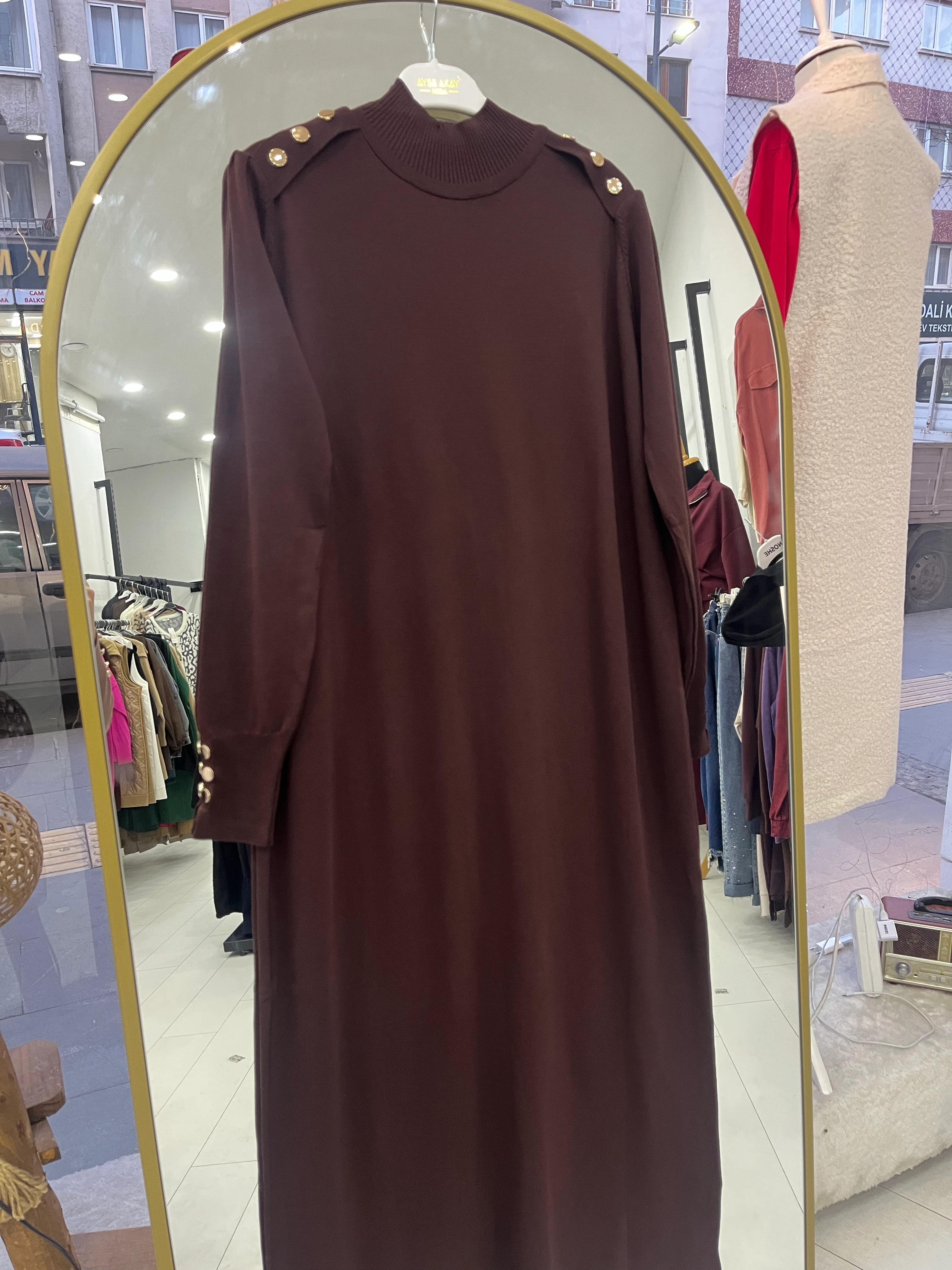 OMUZLARI DÜĞMELİ ELBİSE