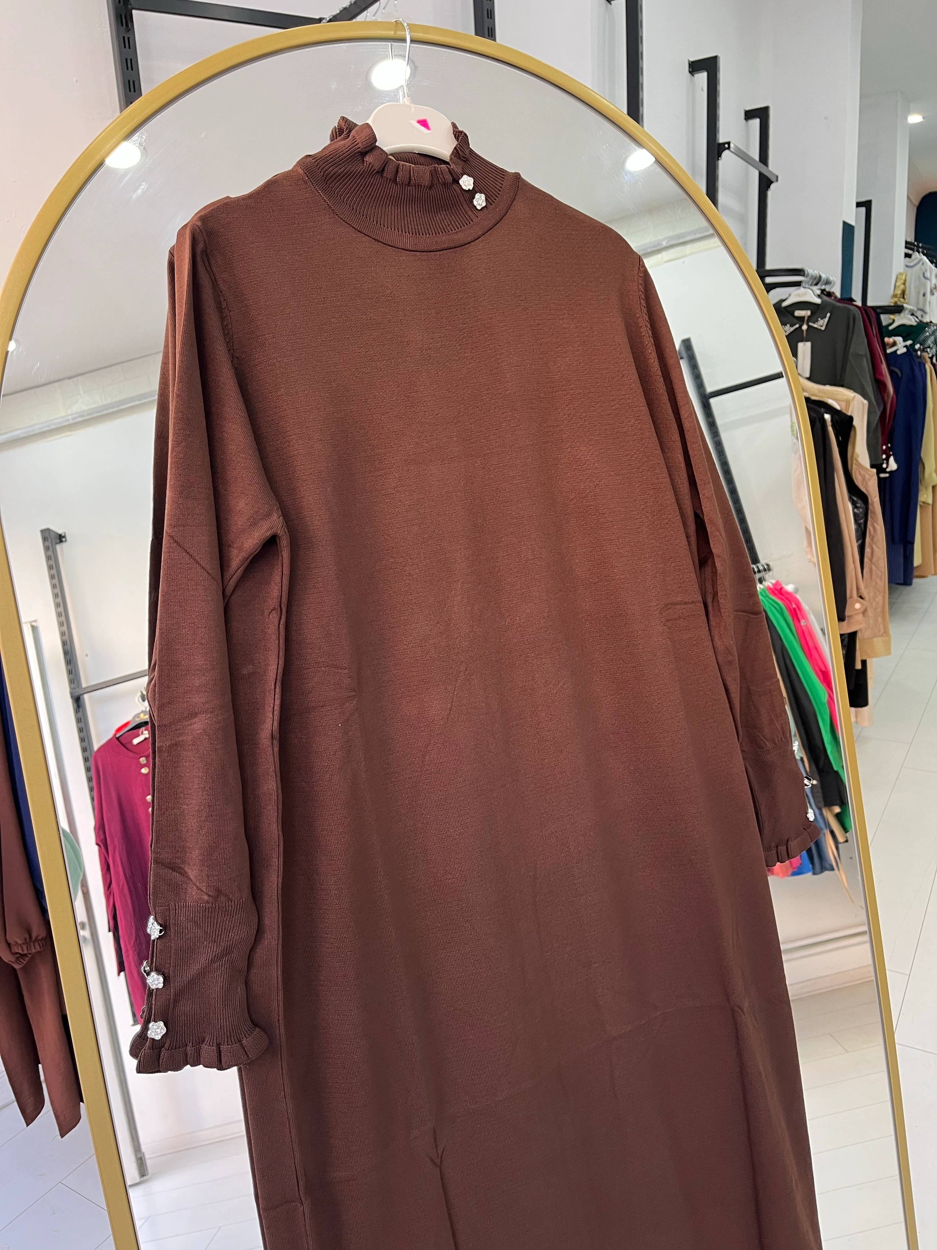 Kolları fırfırlı elbise