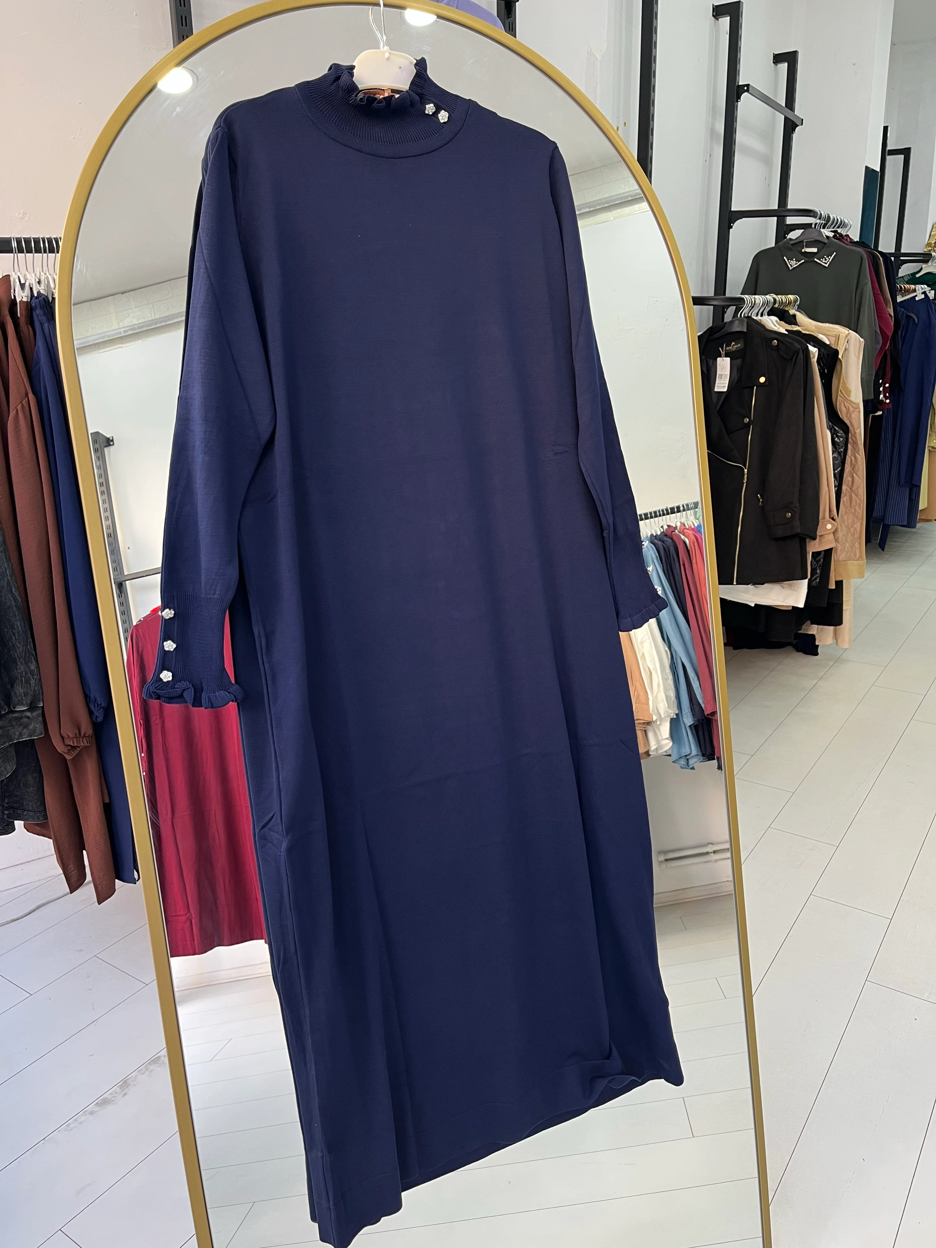 Kolları fırfırlı elbise