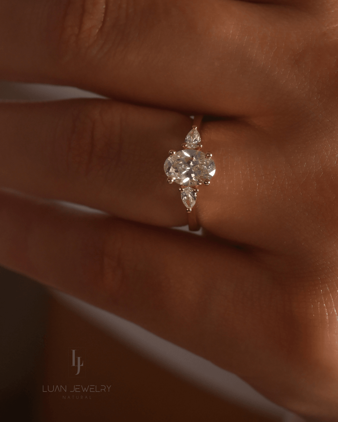 1.25 Karat Oval Damla Kesim Laboratuvar Pırlantası Trinity Yüzük