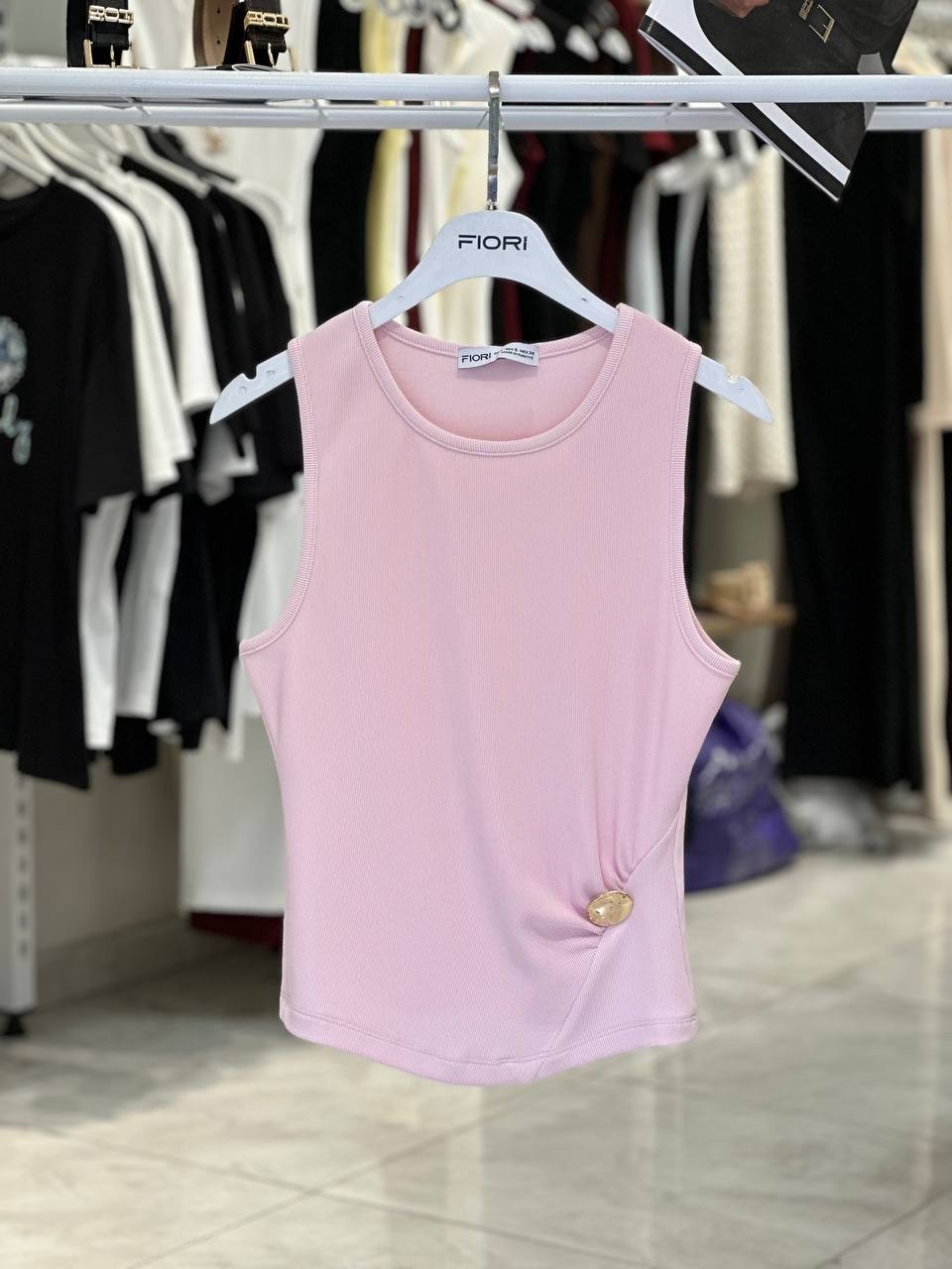 Aksesuar Detaylı Sıfır Kol Bluz  - Pembe