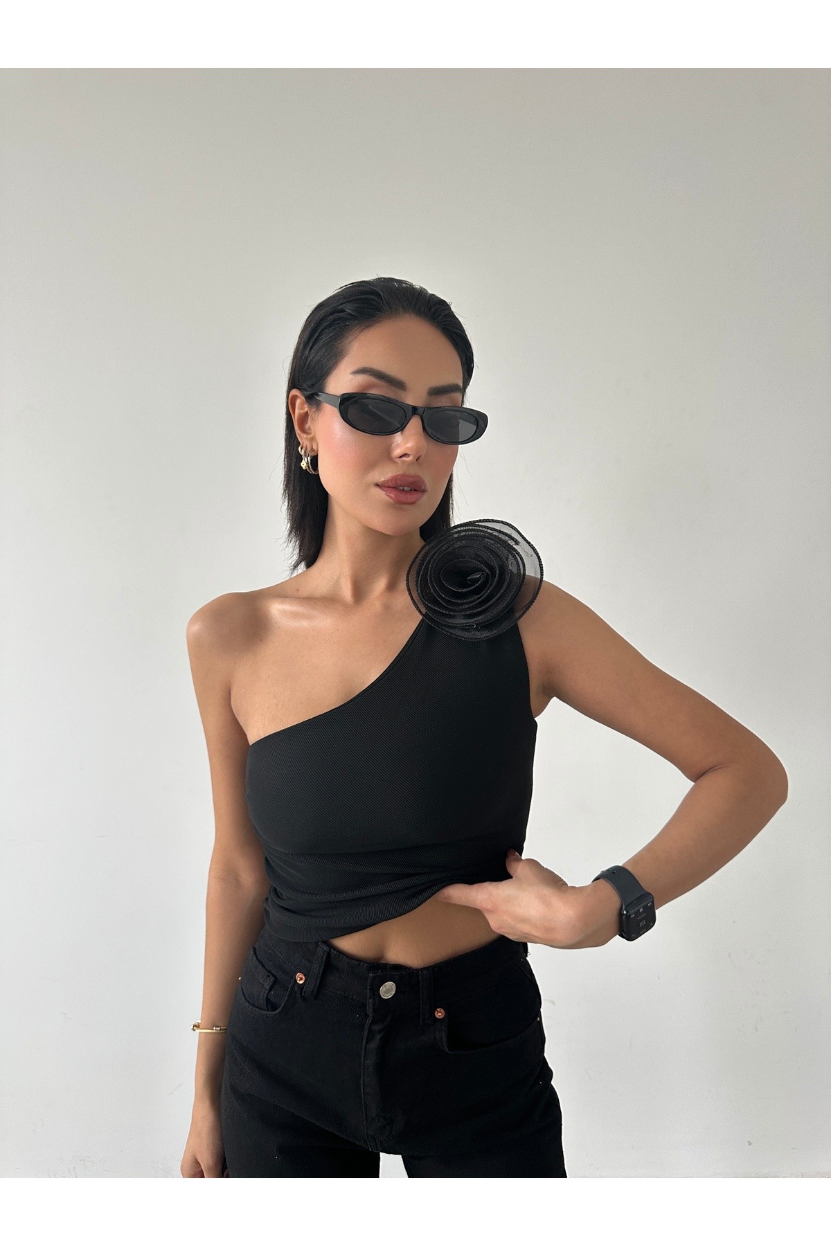 Tek Omuz Gül Detaylı Bluz