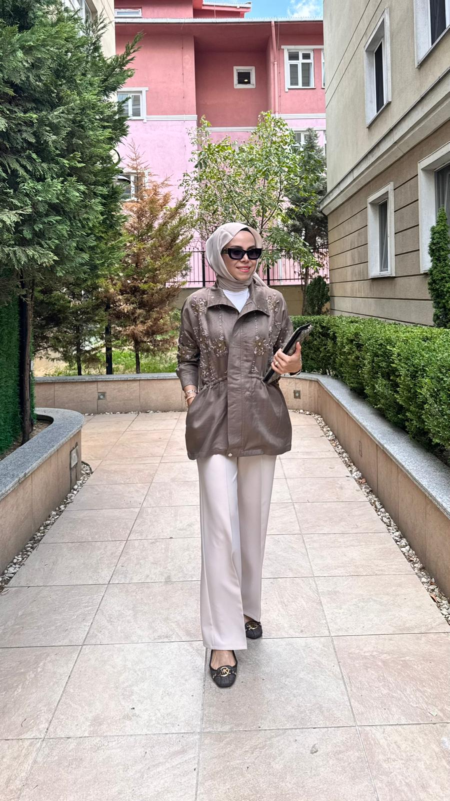 Taş Detaylı Kısa Kap - Gri