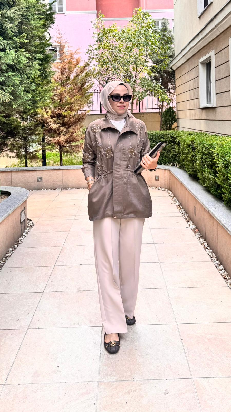 Taş Detaylı Kısa Kap - Gri