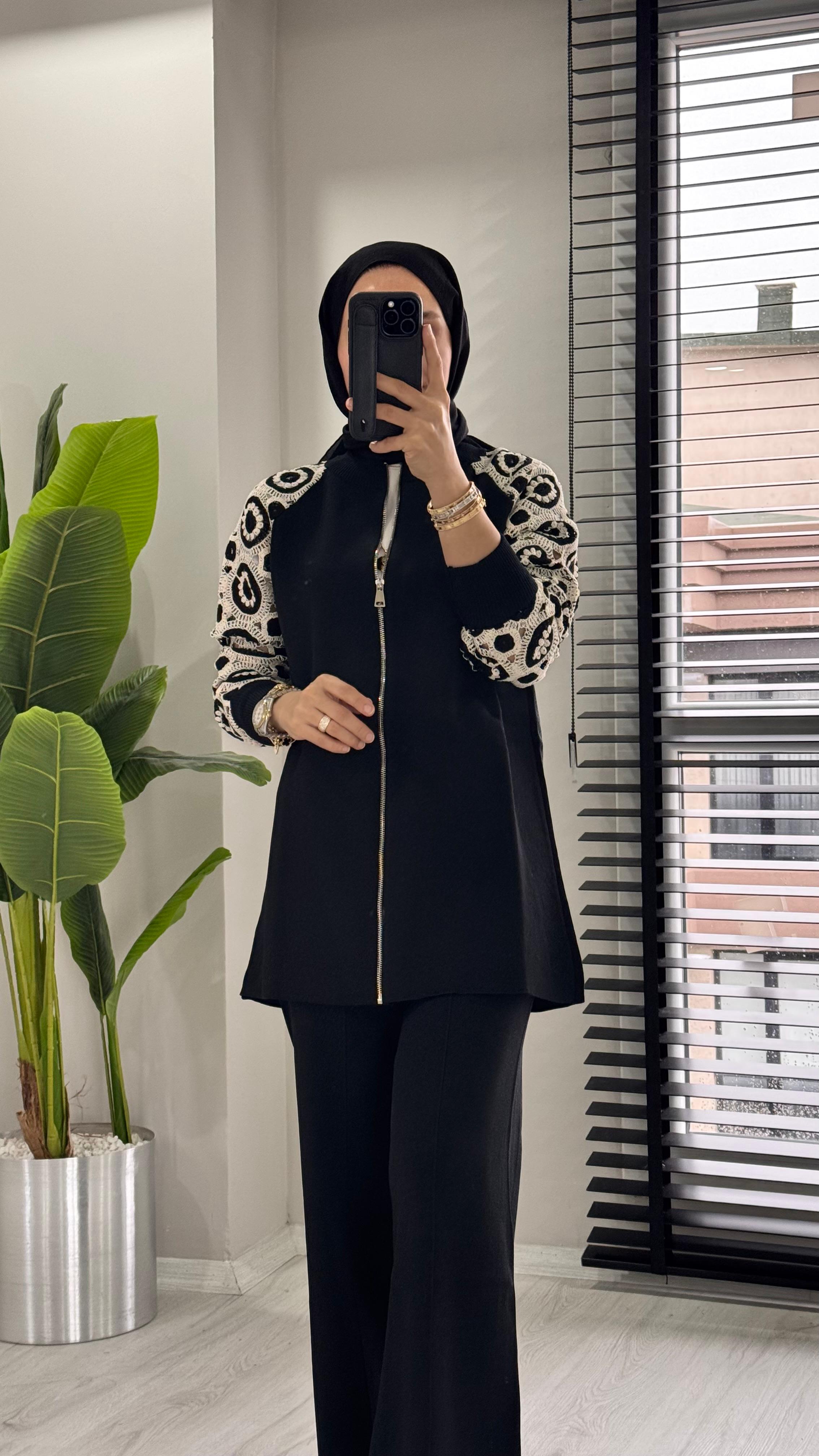 Kolları Dantel Detaylı Triko Takım 