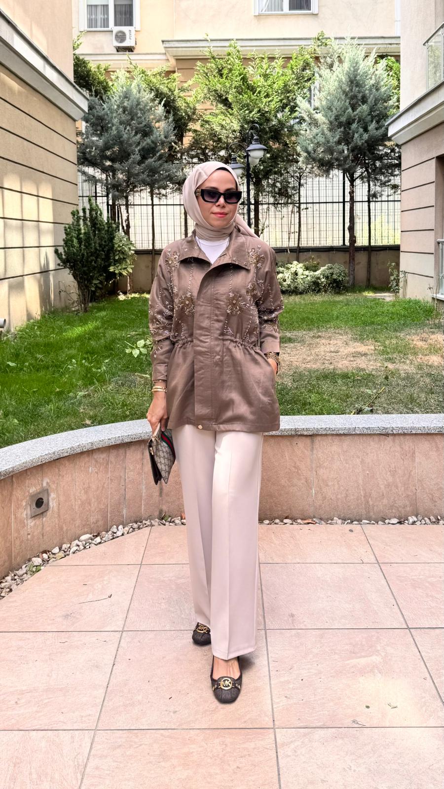 Taş Detaylı Kısa Kap - Gri