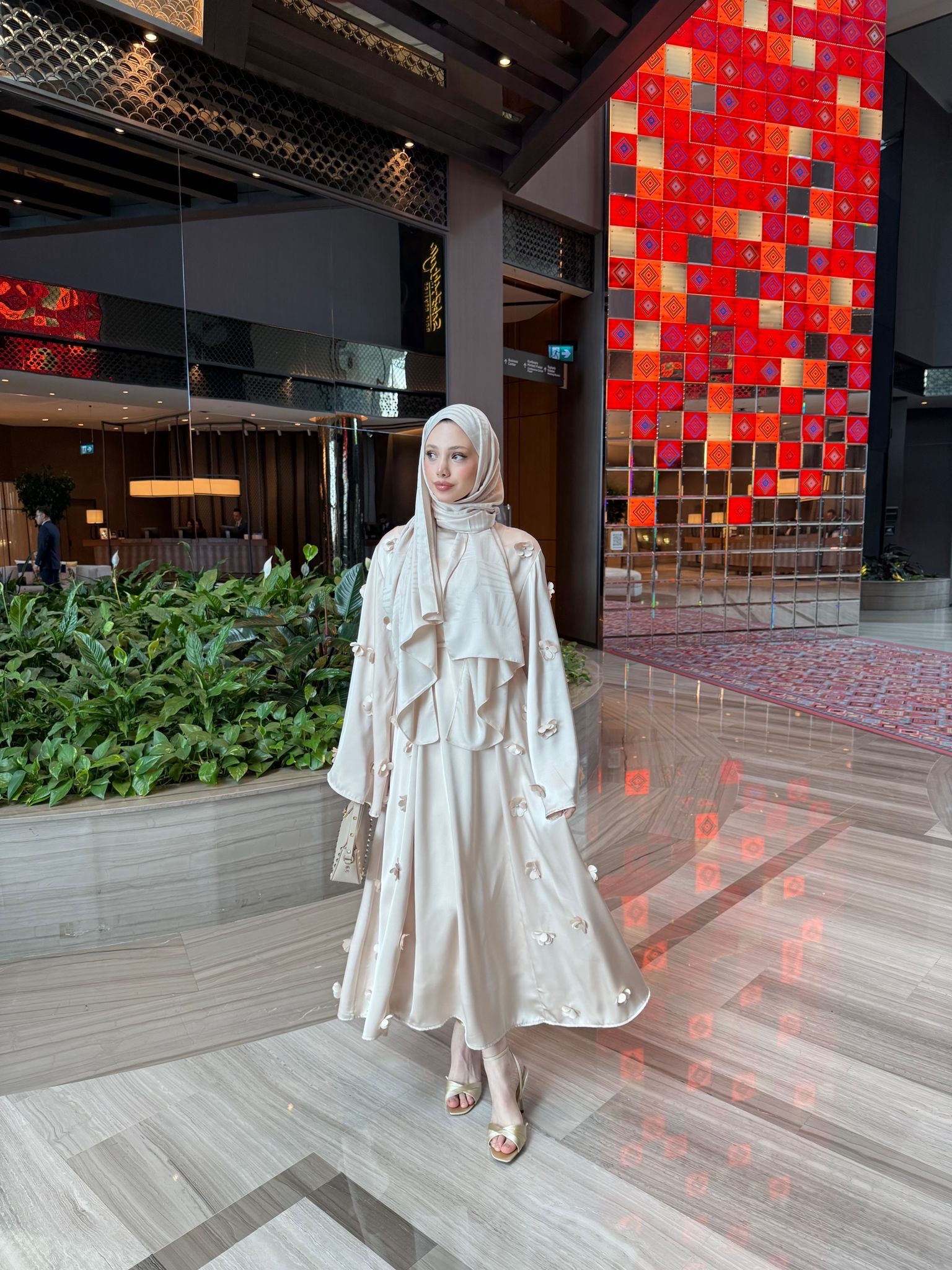 MİNİK ÇİÇEK DETAYLI ABAYA - Bej