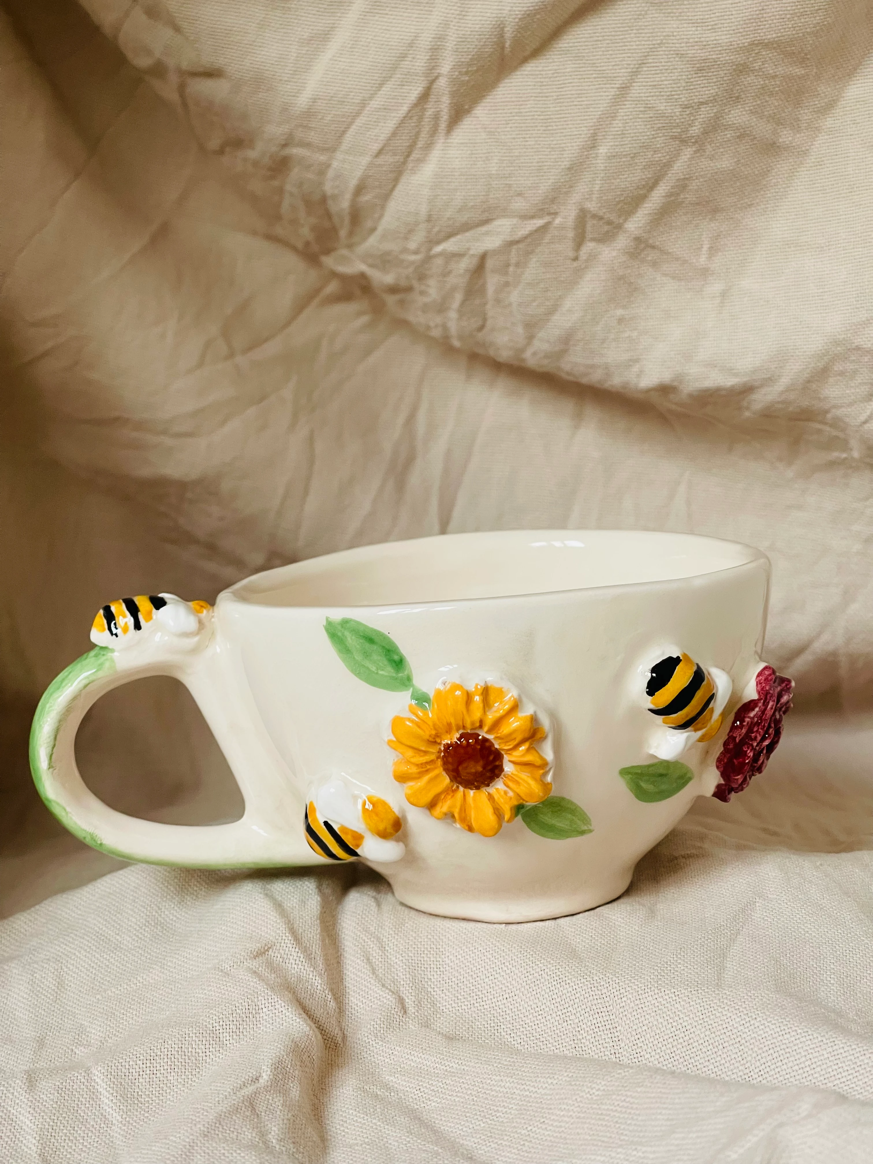 Bees in flower mug 🐝 