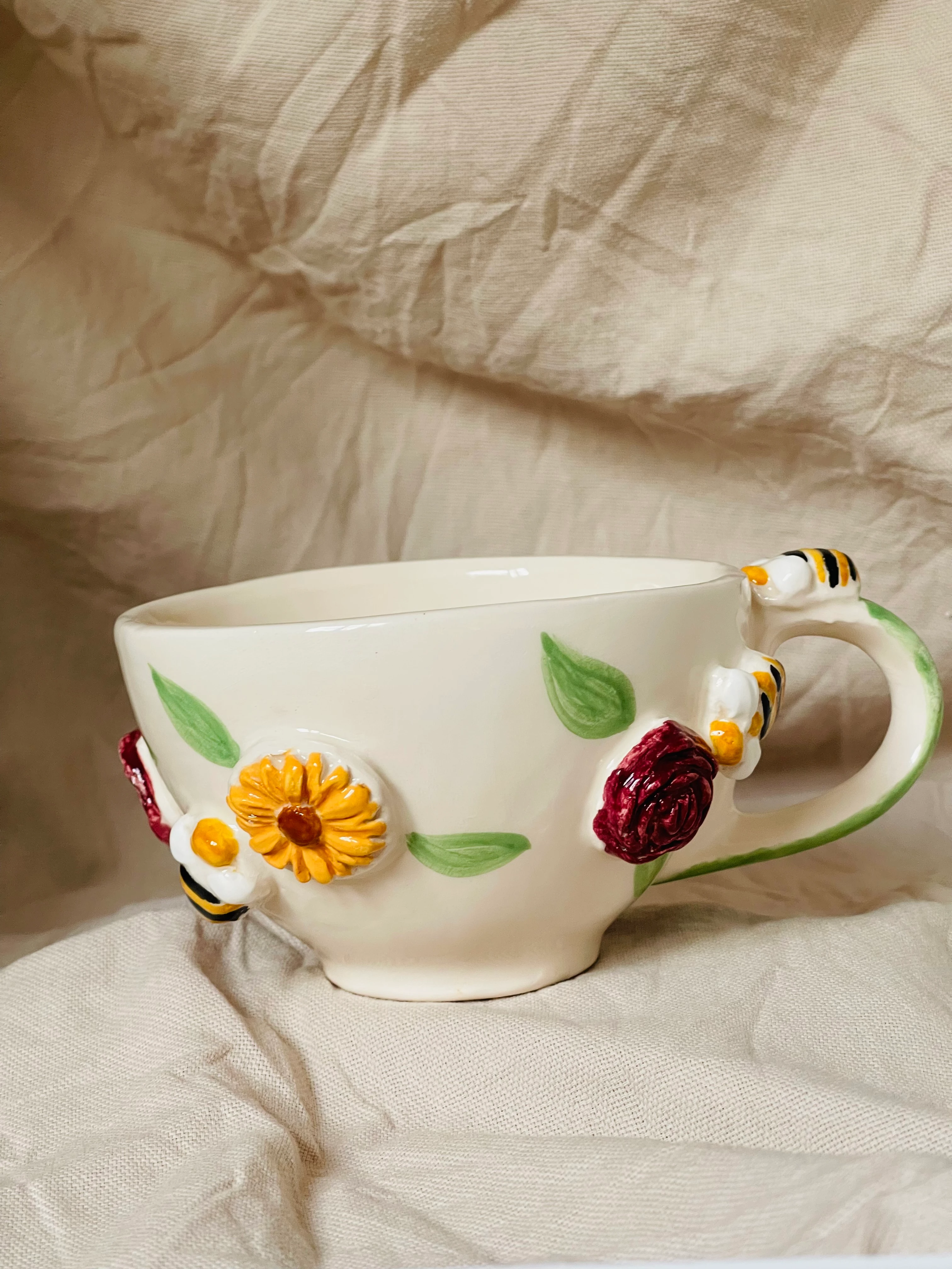 Bees in flower mug 🐝 