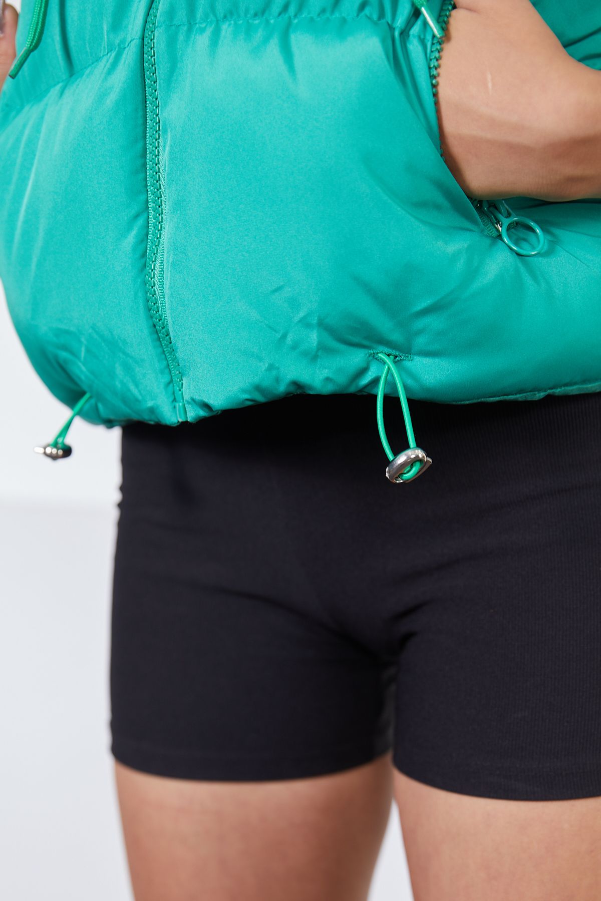 Short Sports Hooded Puffer Vest