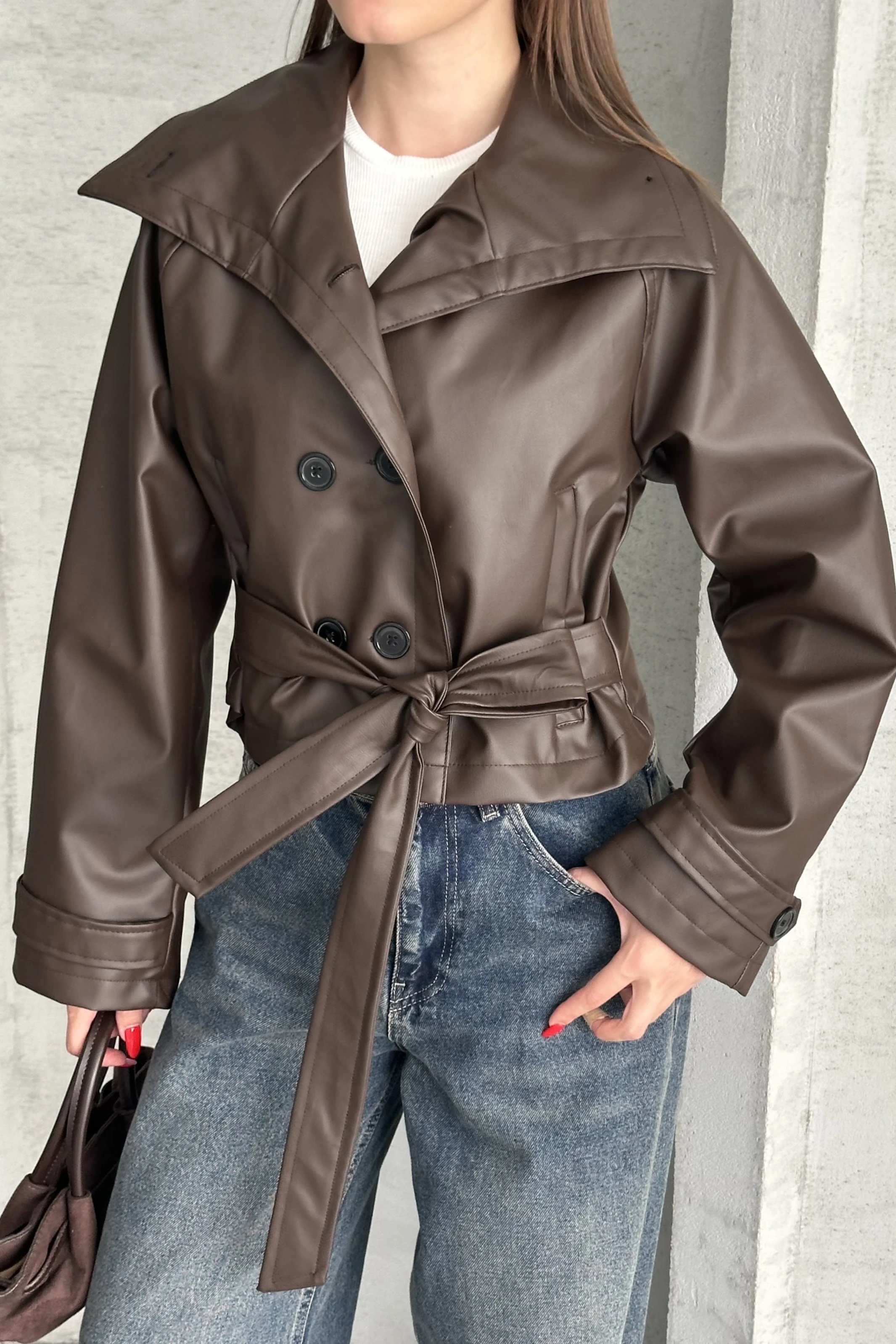 Kadın Kısa Deri Trençkot Ceket | Kuşaklı, Çift Düğmeli, Modern Tasarım - kahverengi