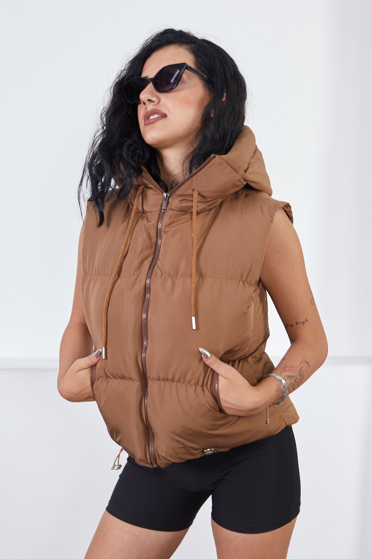 Short Sports Hooded Puffer Vest - brown
