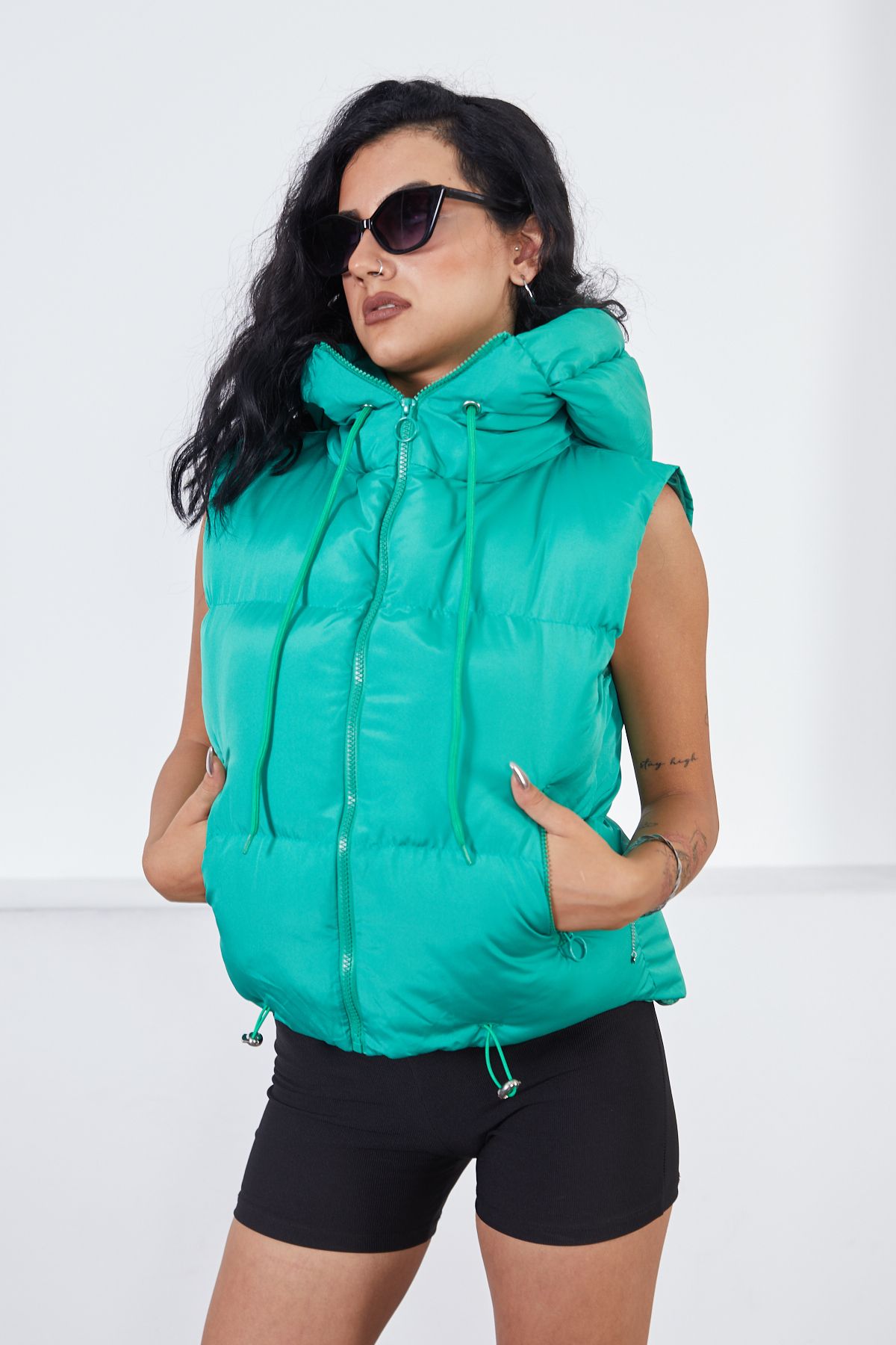 Short Sports Hooded Puffer Vest