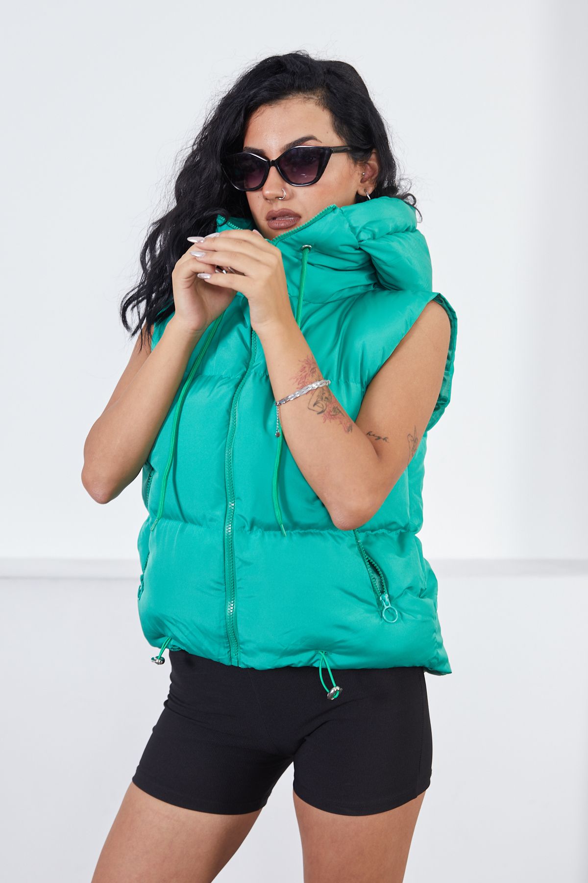 Short Sports Hooded Puffer Vest - green