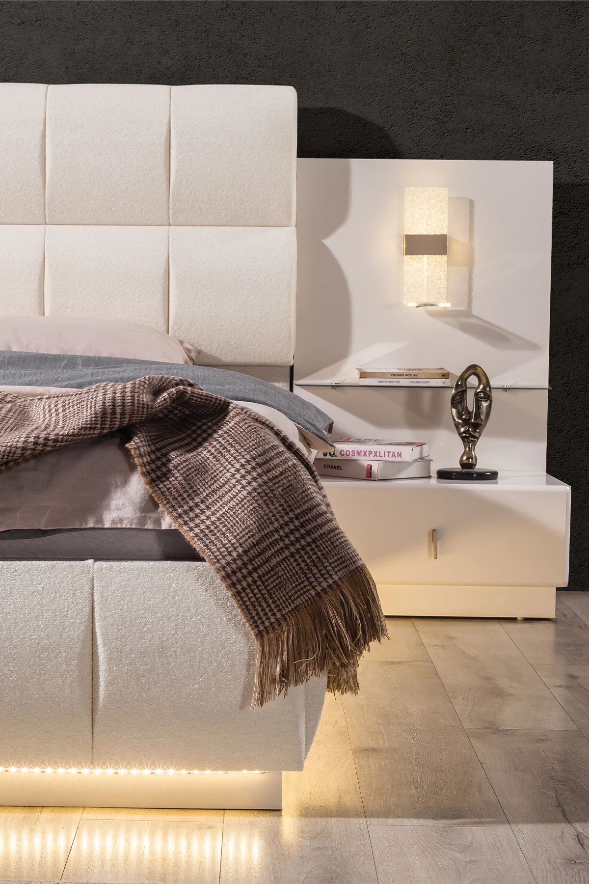 Ada Işıklı Komodin