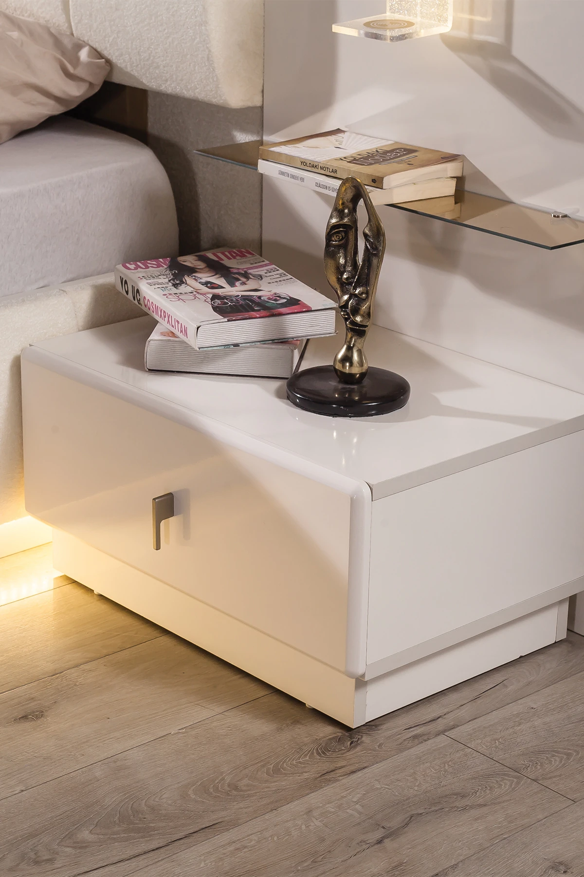 Ada Işıklı Komodin