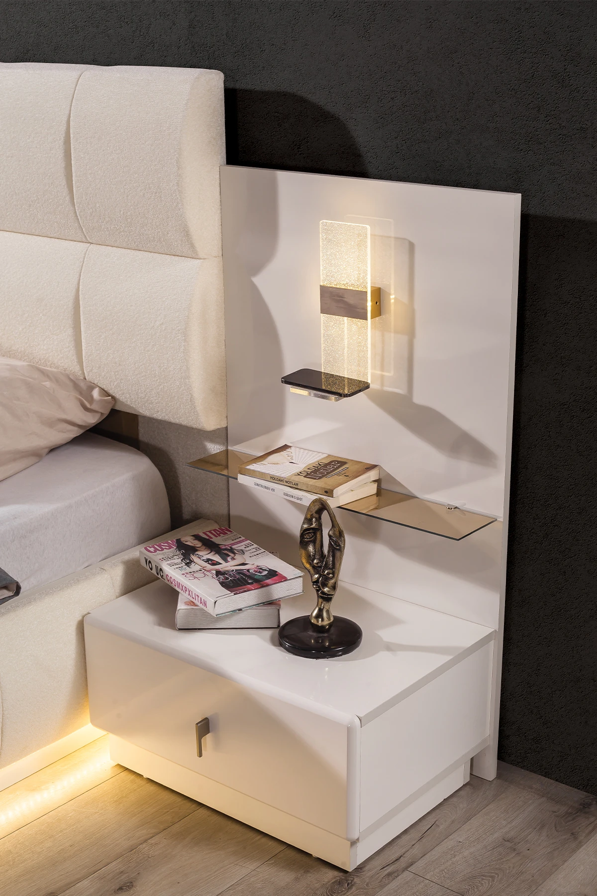 Ada Işıklı Komodin