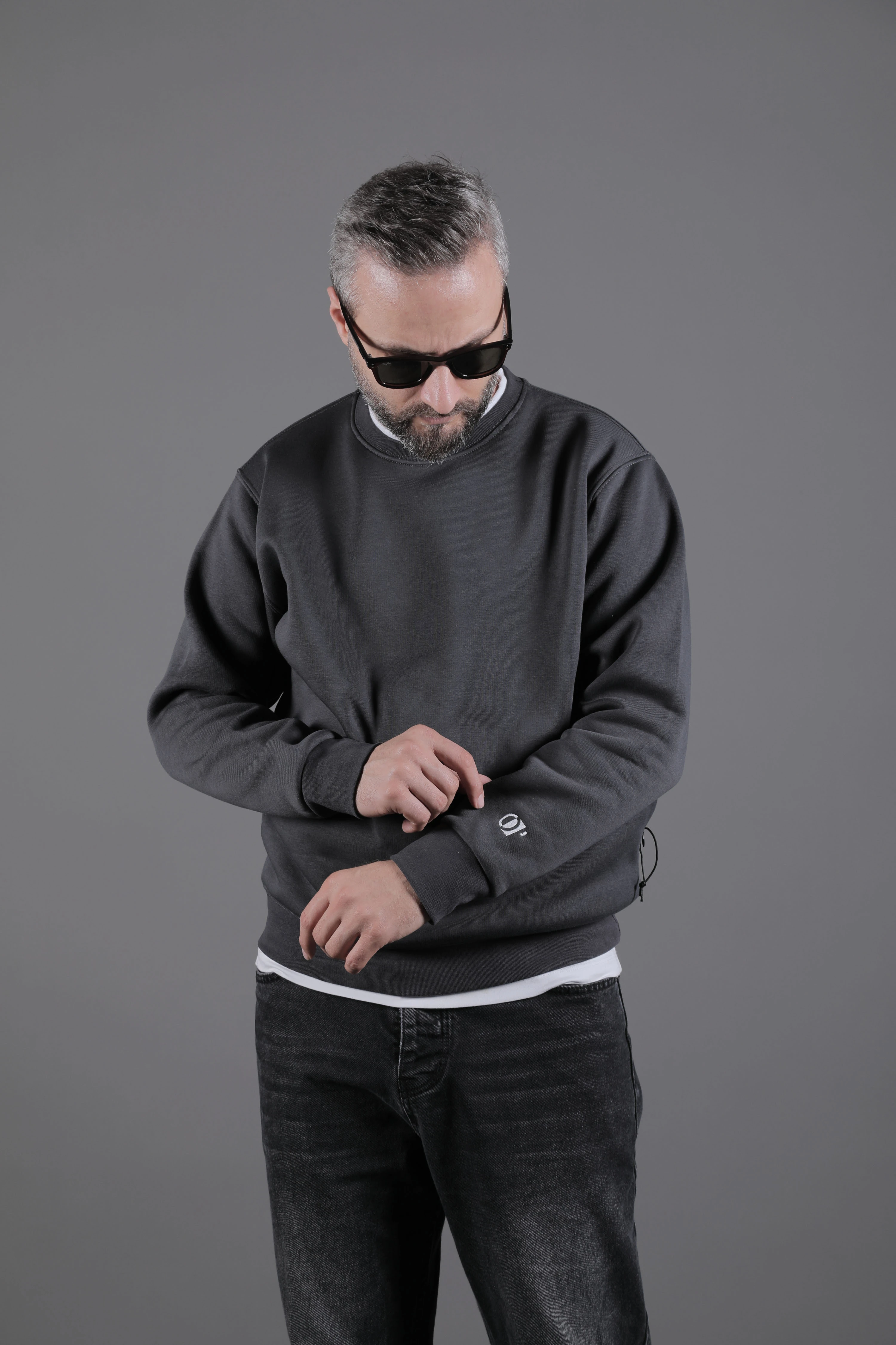 Yaka ve Etek Parçalı Nakışlı Erkek Sweatshirt - Füme
