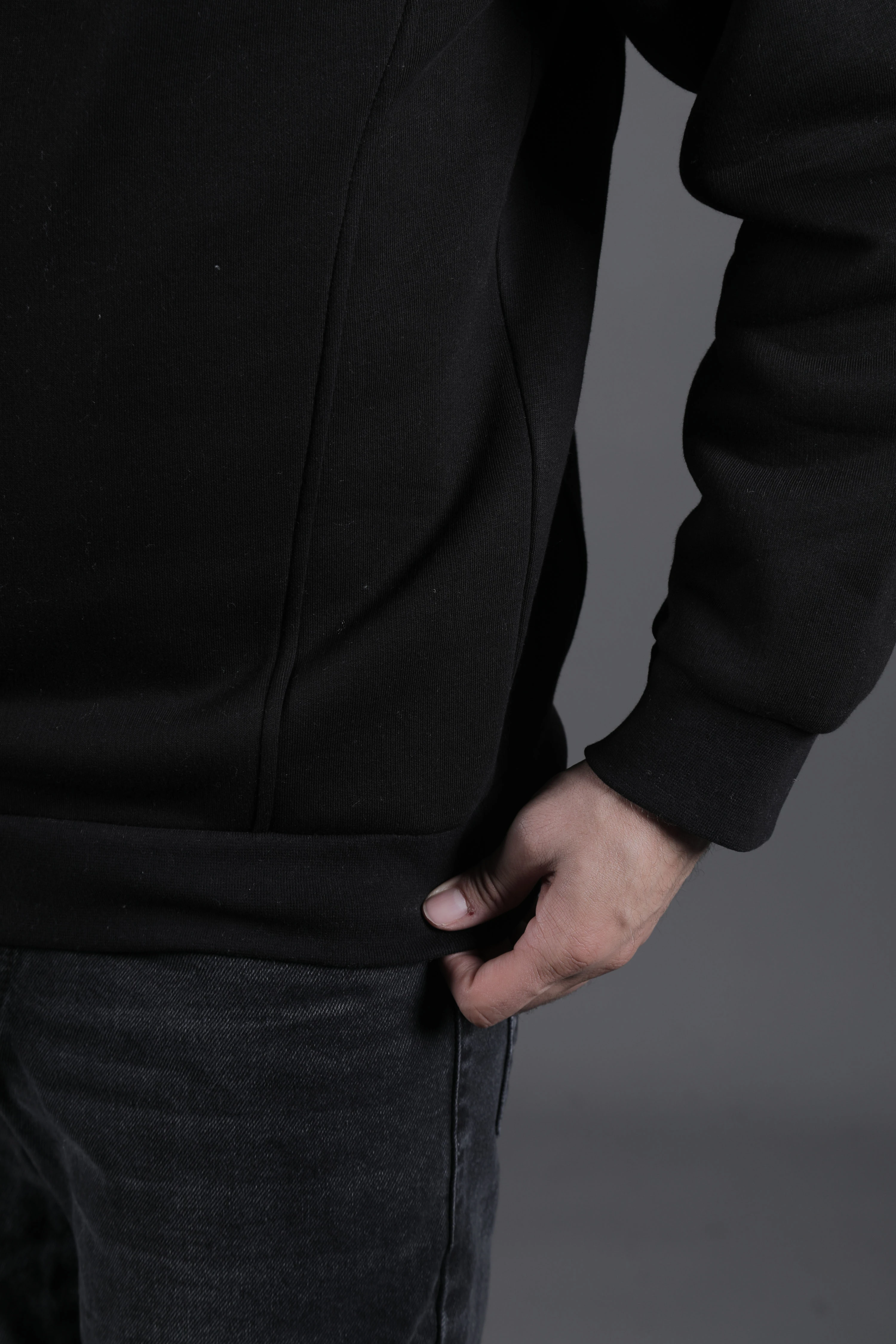 Dik Yakalı Parçalı Erkek Sweatshirt - Siyah