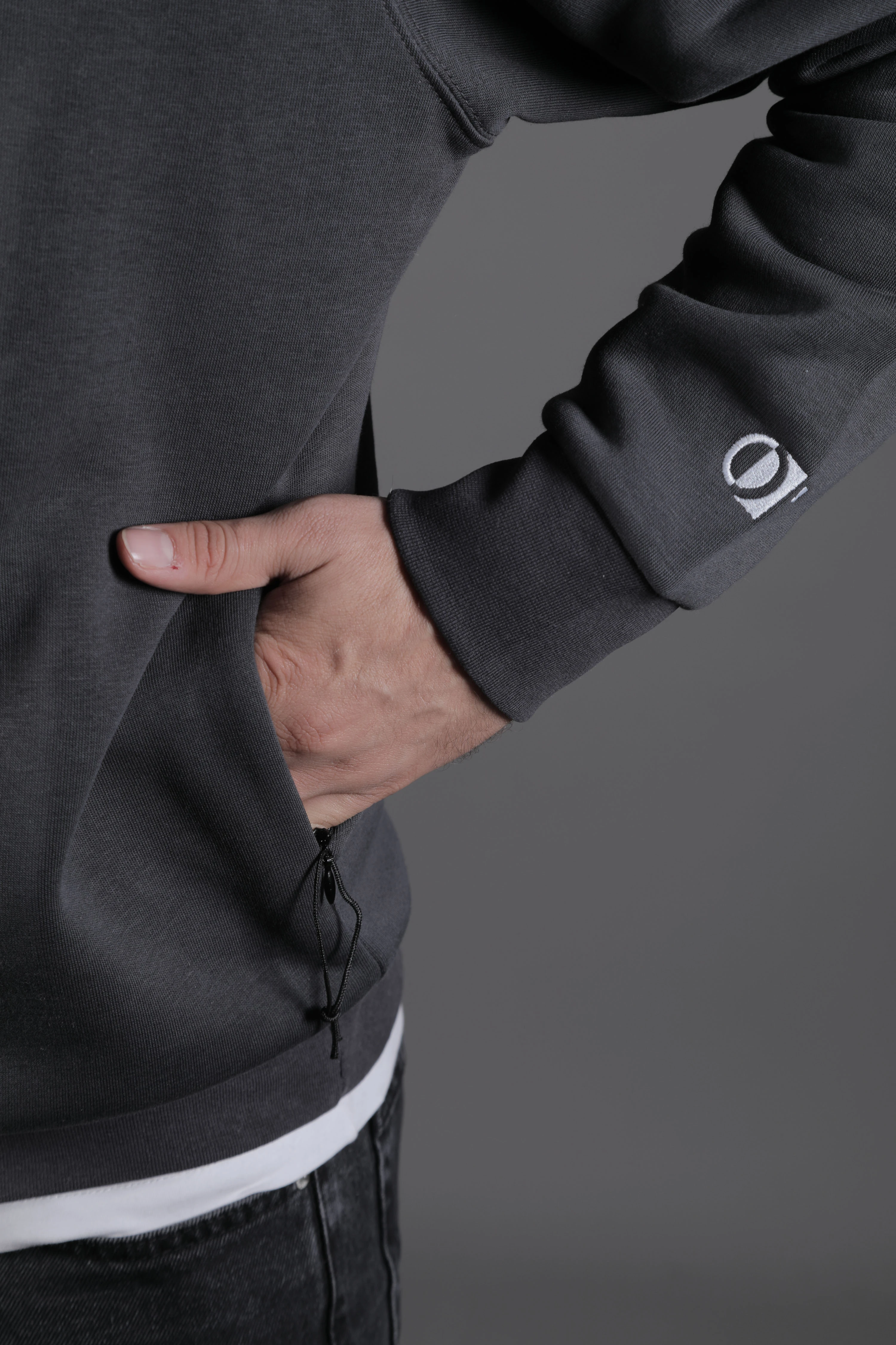 Yaka ve Etek Parçalı Nakışlı Erkek Sweatshirt - Füme