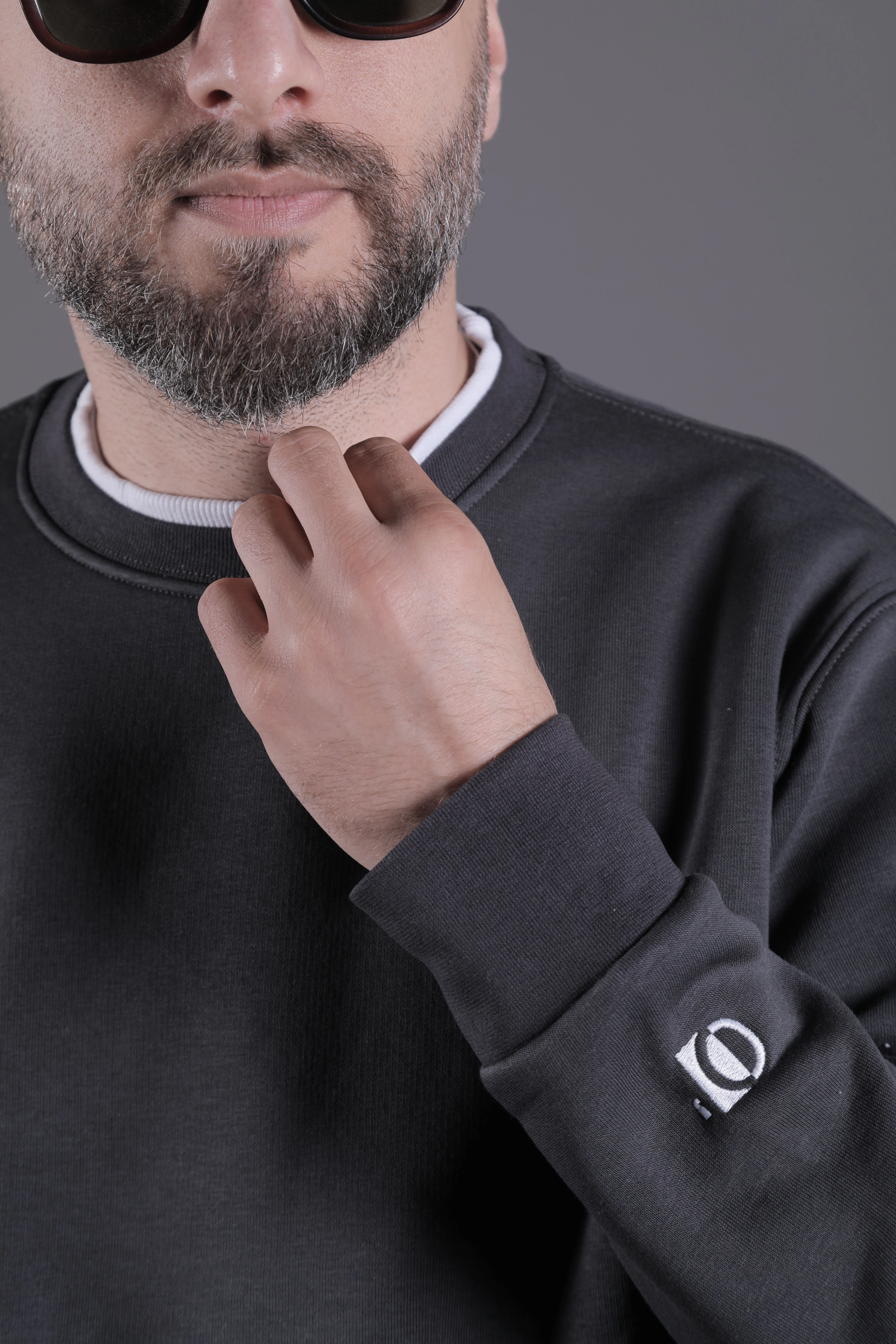 Yaka ve Etek Parçalı Nakışlı Erkek Sweatshirt - Füme