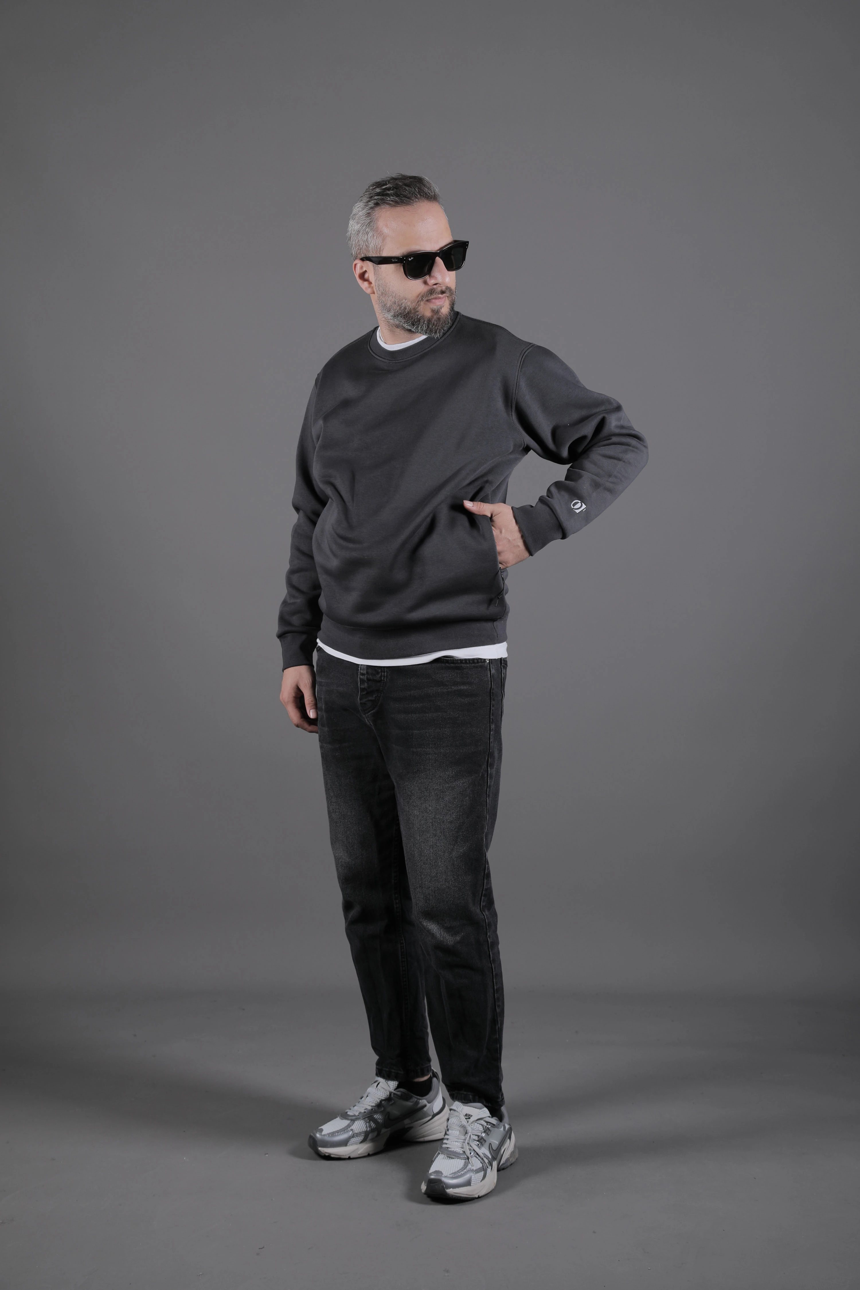 Yaka ve Etek Parçalı Nakışlı Erkek Sweatshirt - Füme